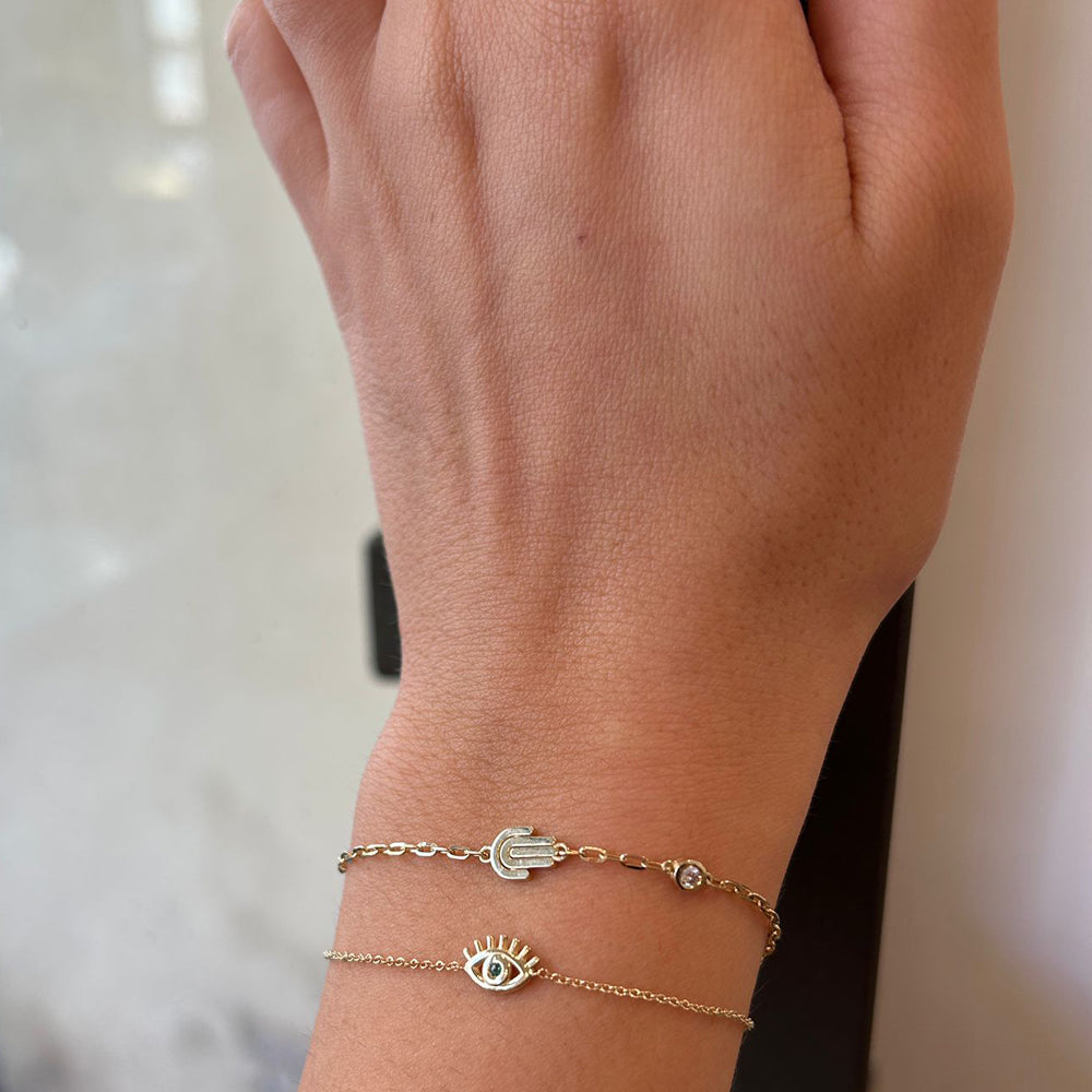 A special hamsa bracelet with a link chain and a diamond