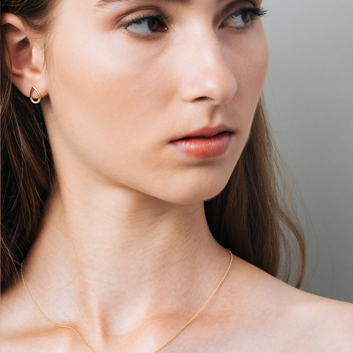 Drop-shaped gold and diamond earrings