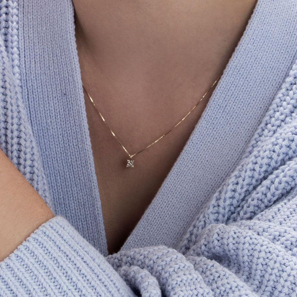 Fine gold chain set with 4 diamonds in the shape of a horizontal flower