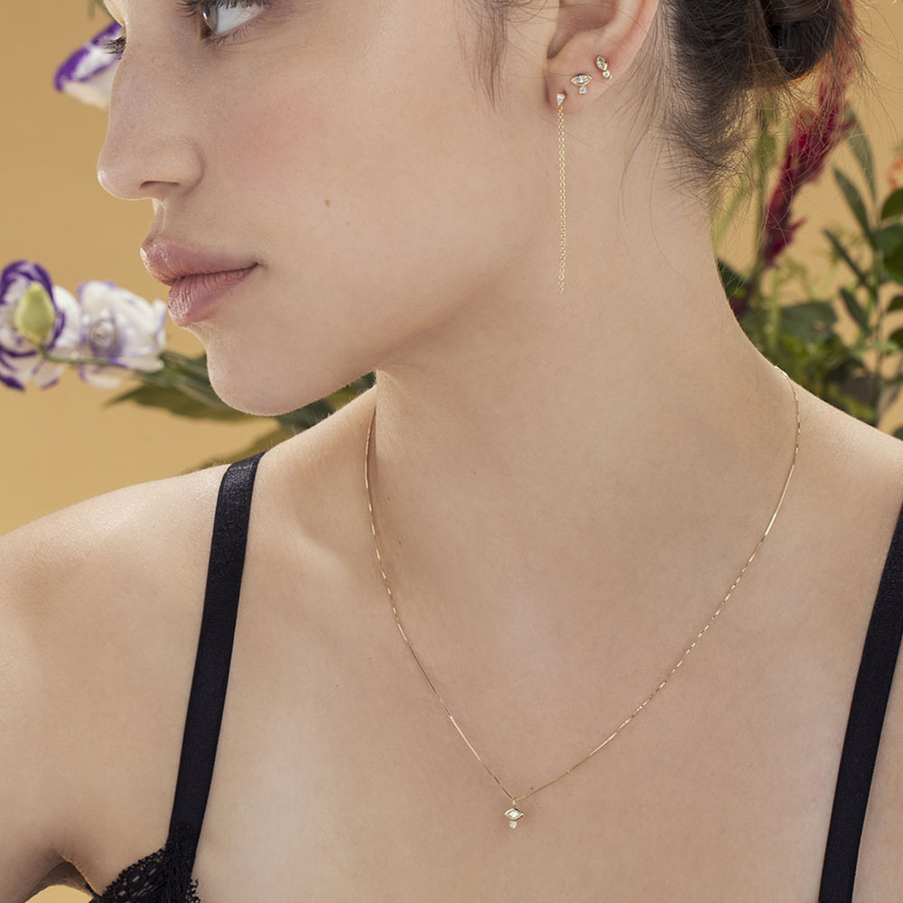 A fine gold chain with a diamond pendant in combination with a marquise-cut diamond (7 points) and a round diamond