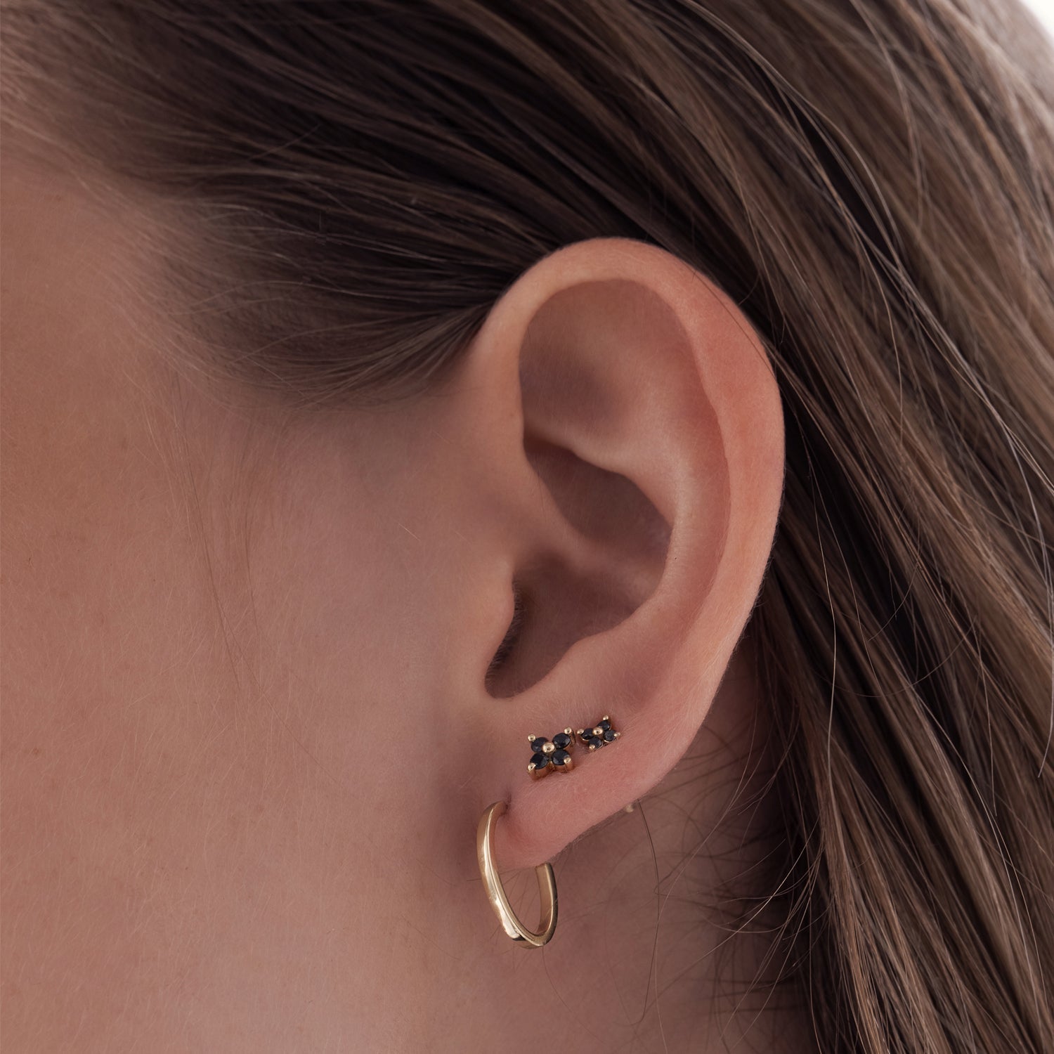 Tight gold earrings studded with 4 black diamonds