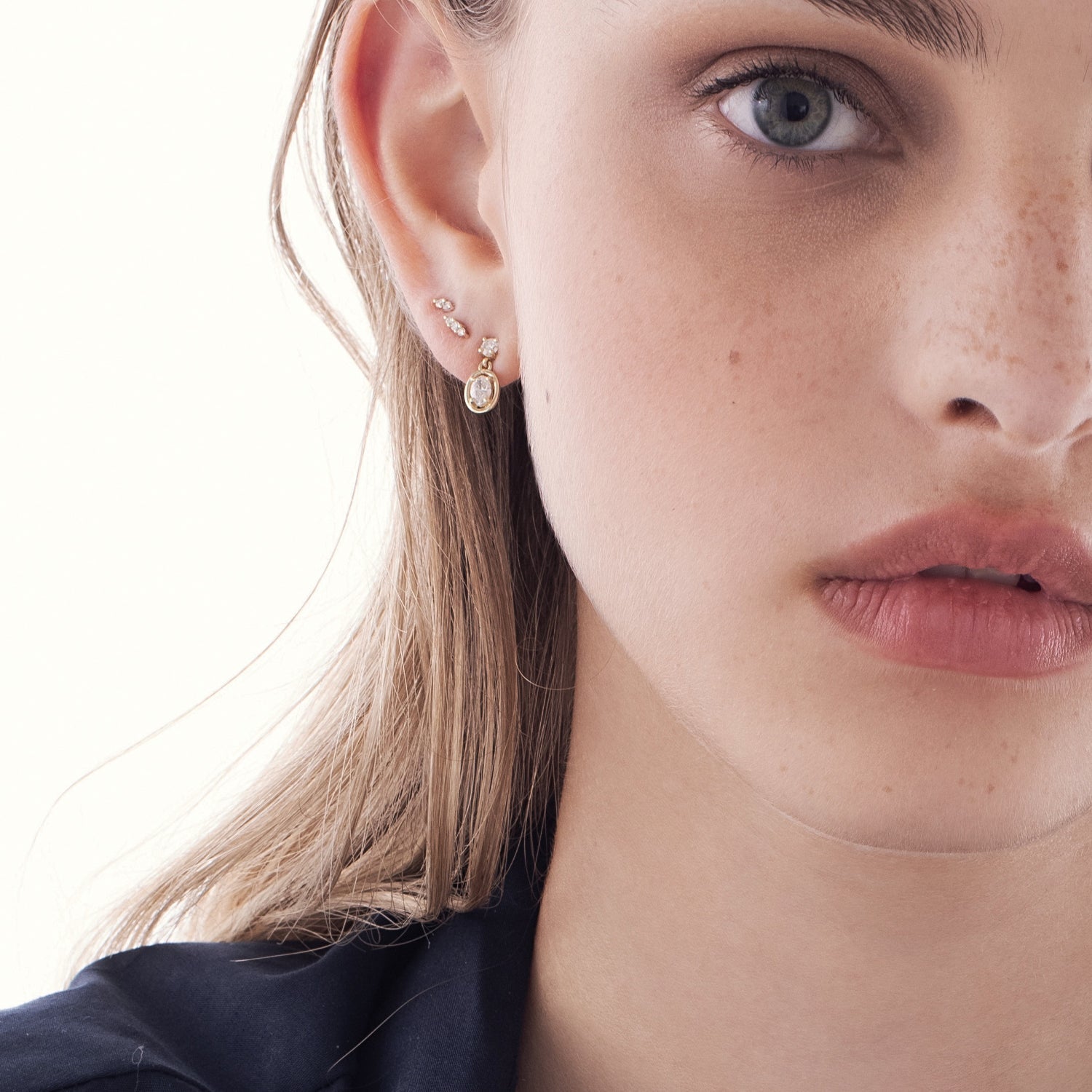 Gold stud earrings studded with 3 diamonds in a row (mini)