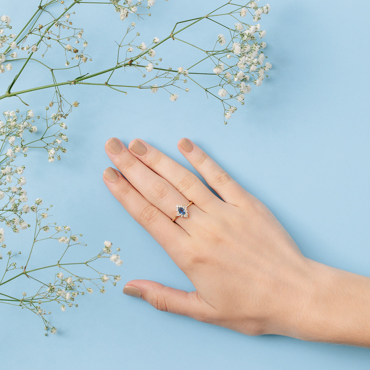 Vintage style gold ring, blue sapphire and diamonds