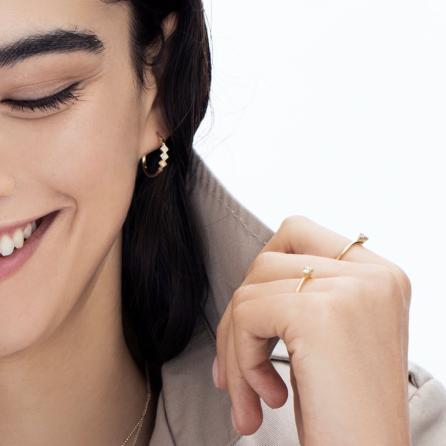 A fine gold ring set with three white laboratory diamonds