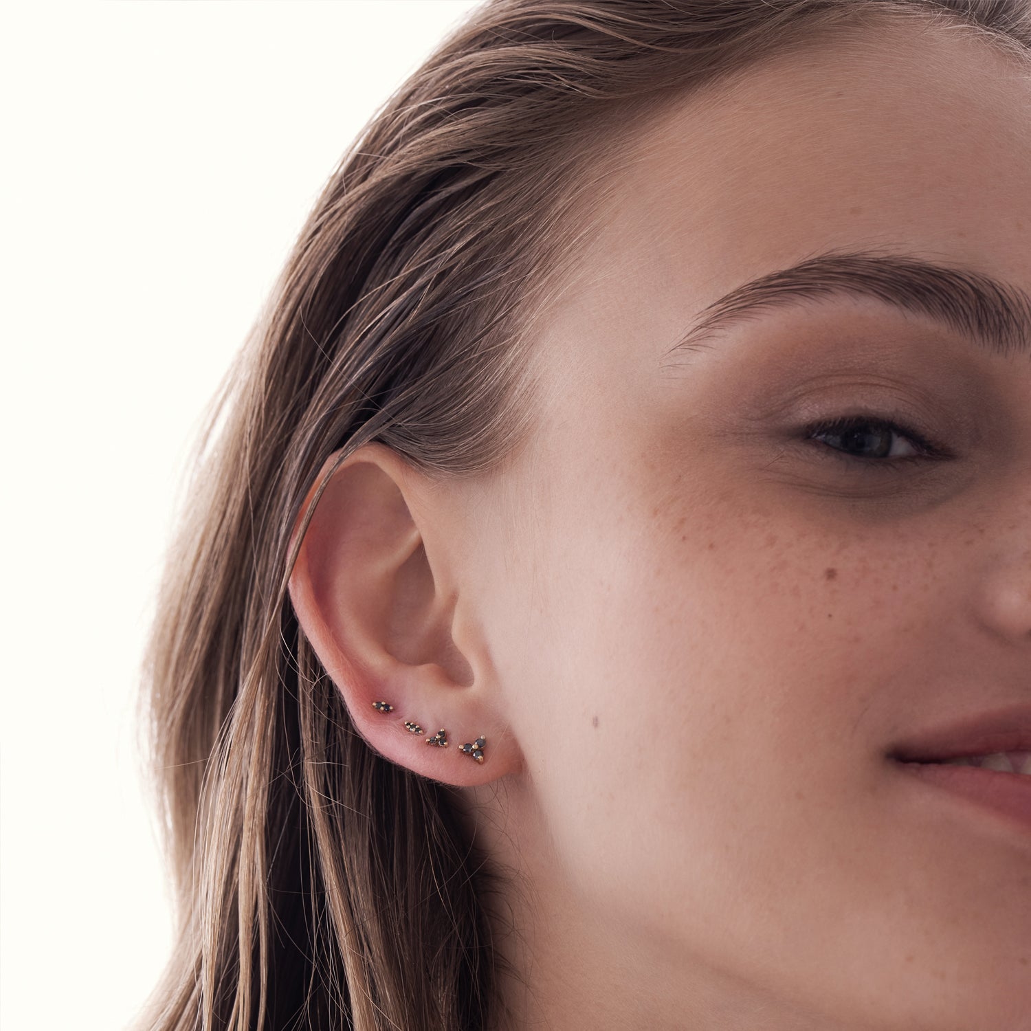 Gold stud earrings studded with 3 black diamonds in a row (mini)