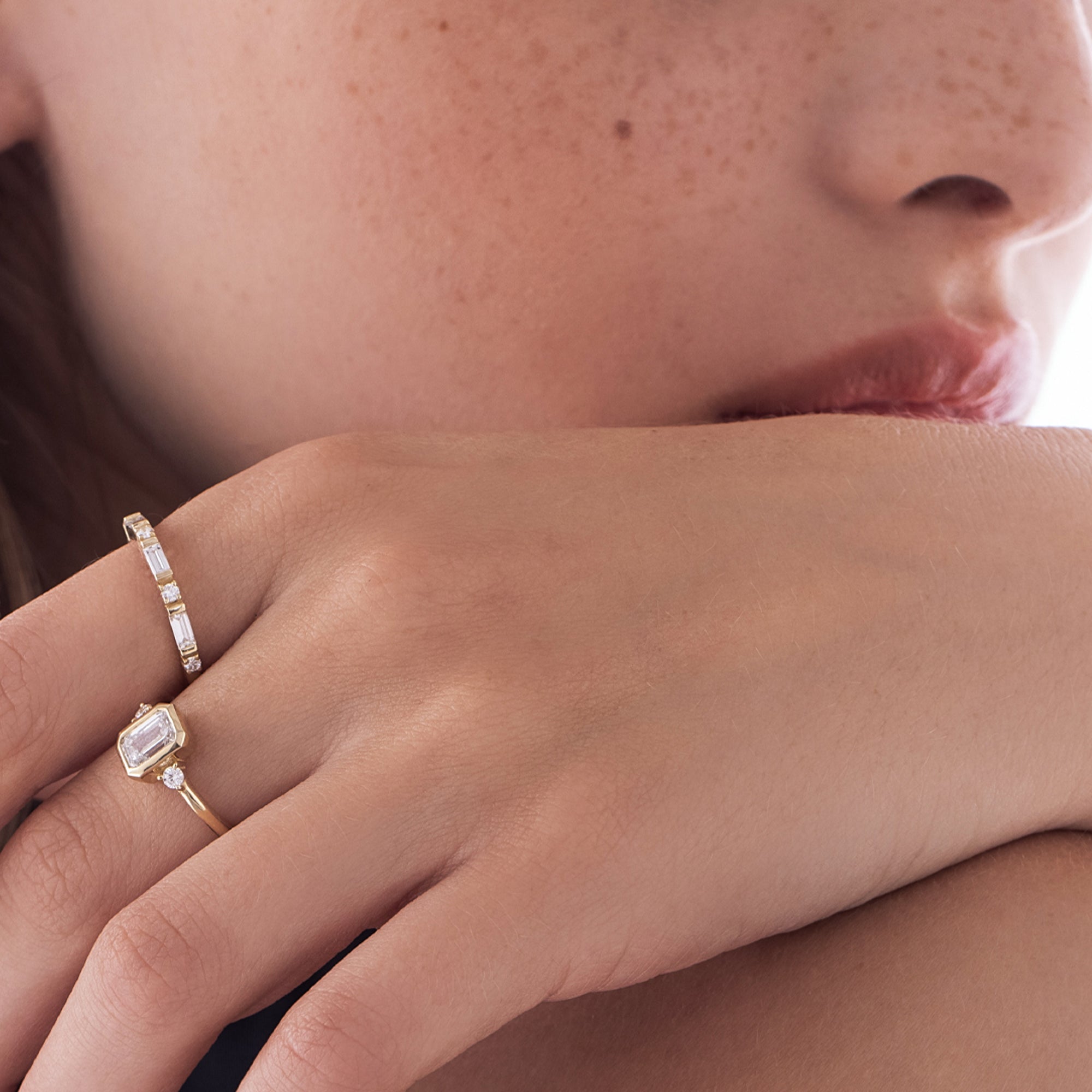 An impressive engagement ring set with laboratory diamonds