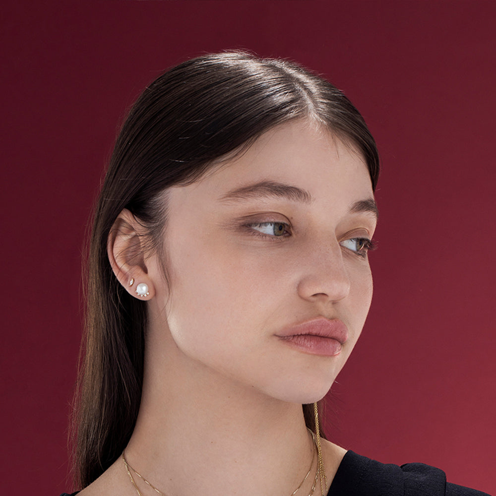Marquise-cut gold and diamond earrings with teeth (10 points)