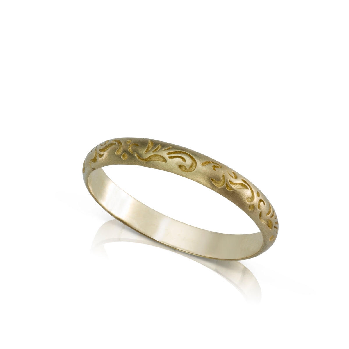 Gold ring with oriental floral engraving