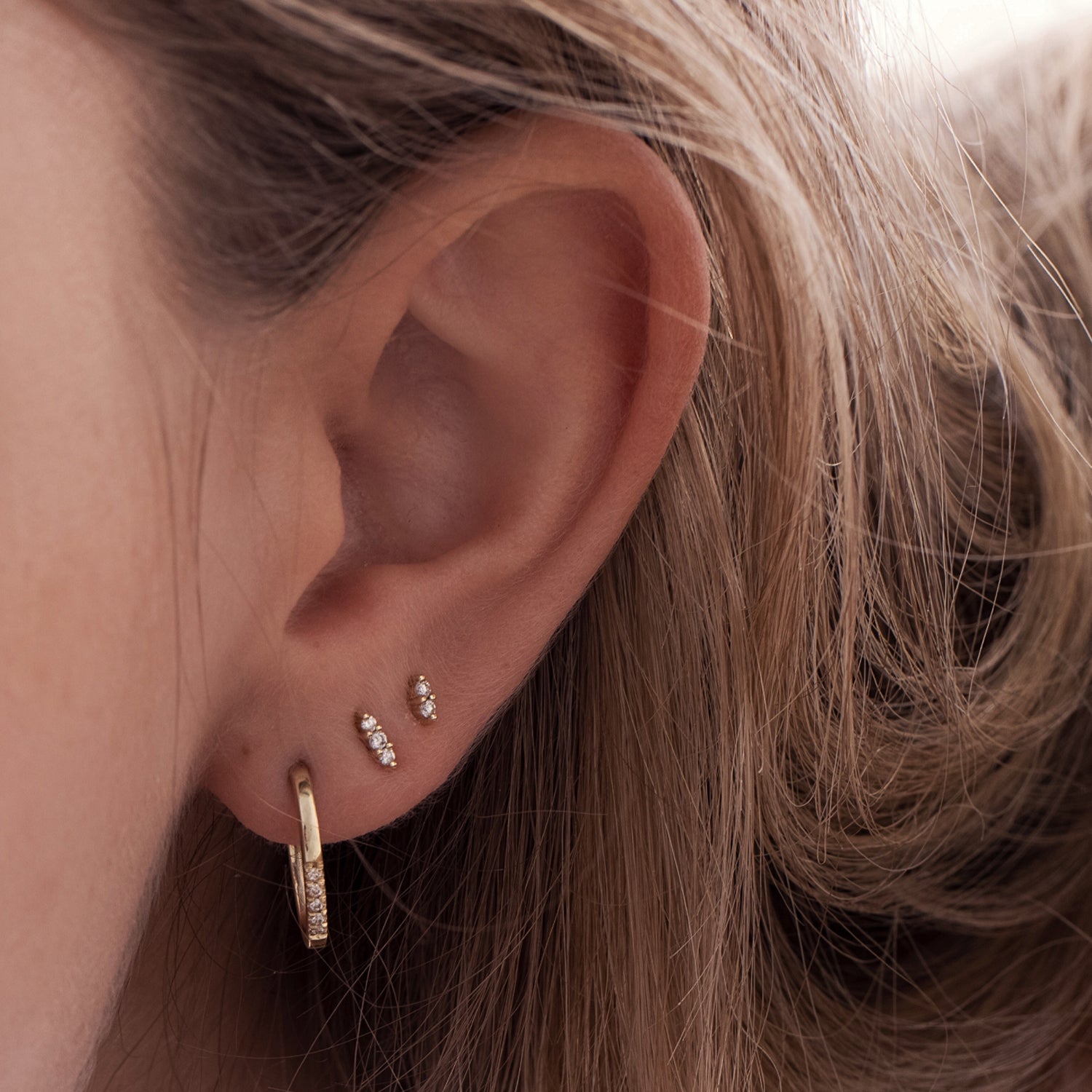 Gold stud earrings studded with 3 diamonds in a row (mini)