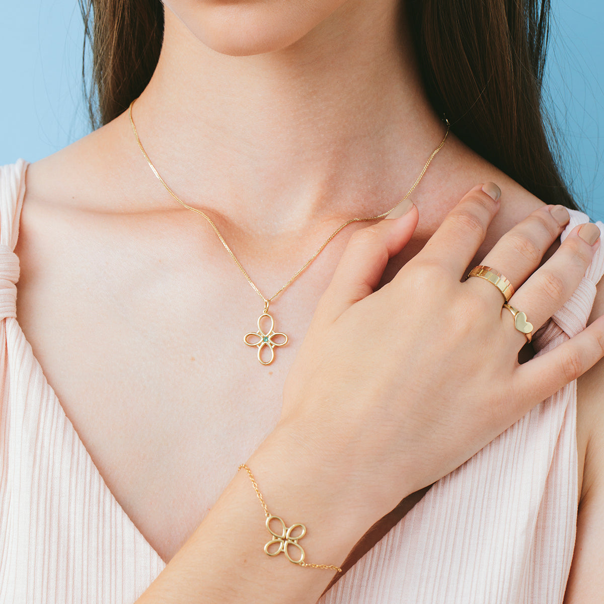 A heart seal gold ring