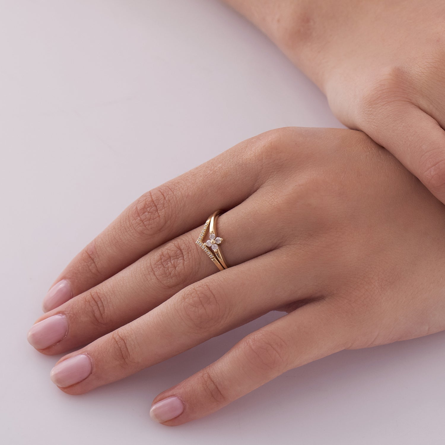 Delicate gold ring with diamonds in the shape of a flower