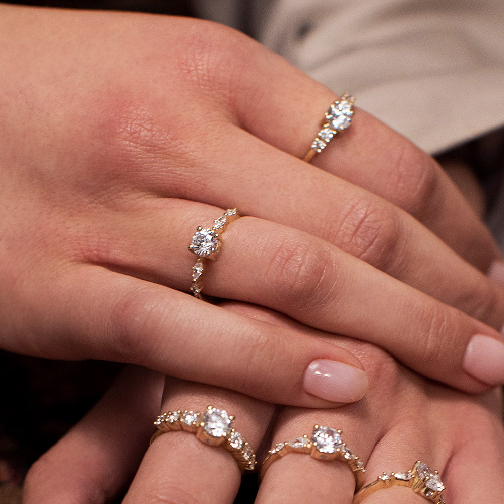 Engagement ring set with a central round diamond 0.90ct and 6 side diamonds
