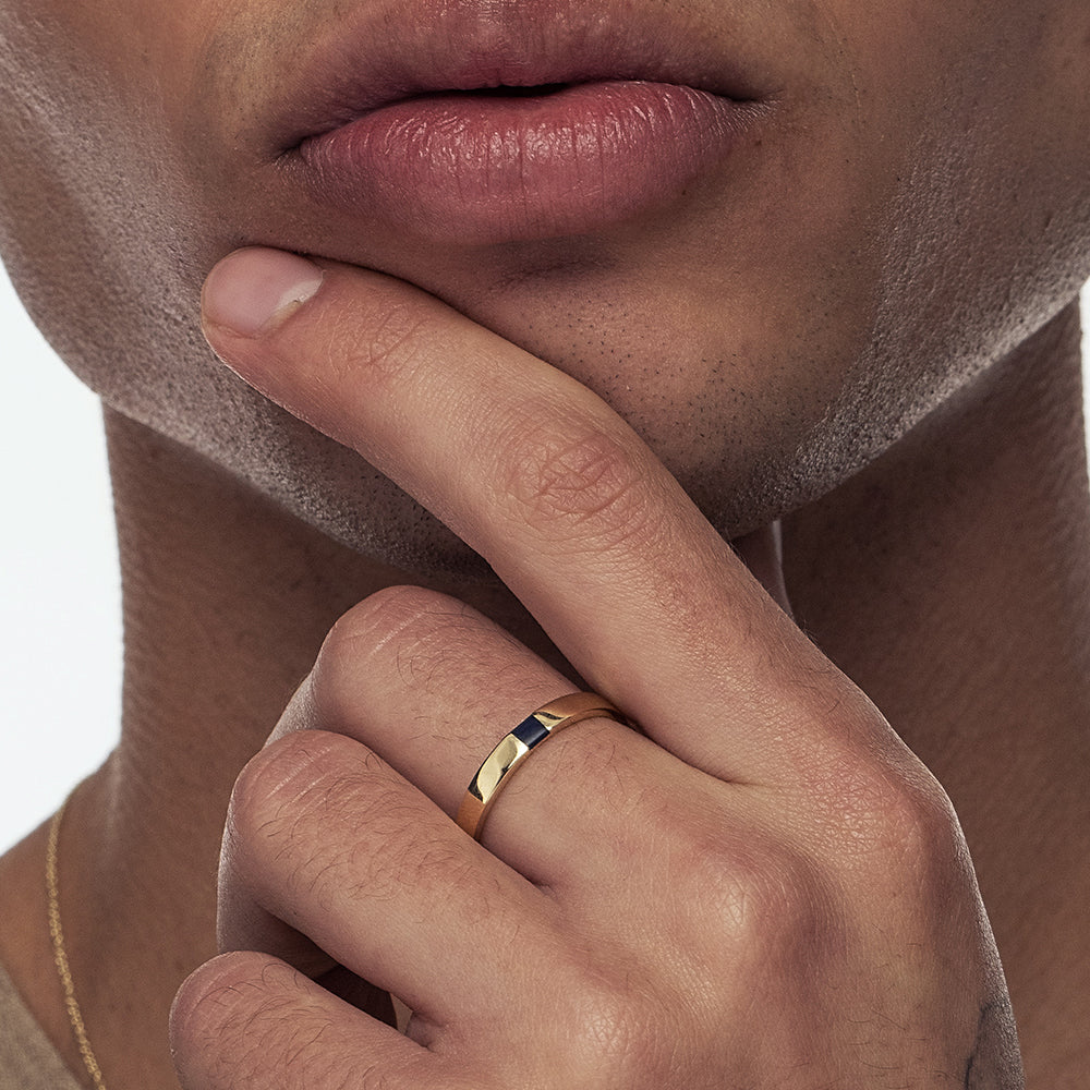 Flat gold ring for men, width 3 mm combined with black enamel