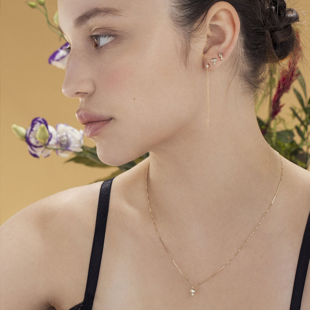 A single (!) special close-fitting earring set with a marquise-cut natural diamond (7 points) and a round-cut natural diamond with a ruby setting