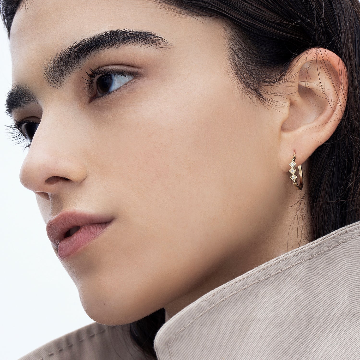 Vintage style gold hoop earrings set with 6 diamonds