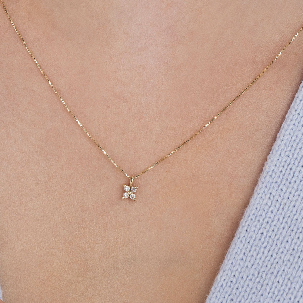 Fine gold chain set with 4 diamonds in the shape of a horizontal flower