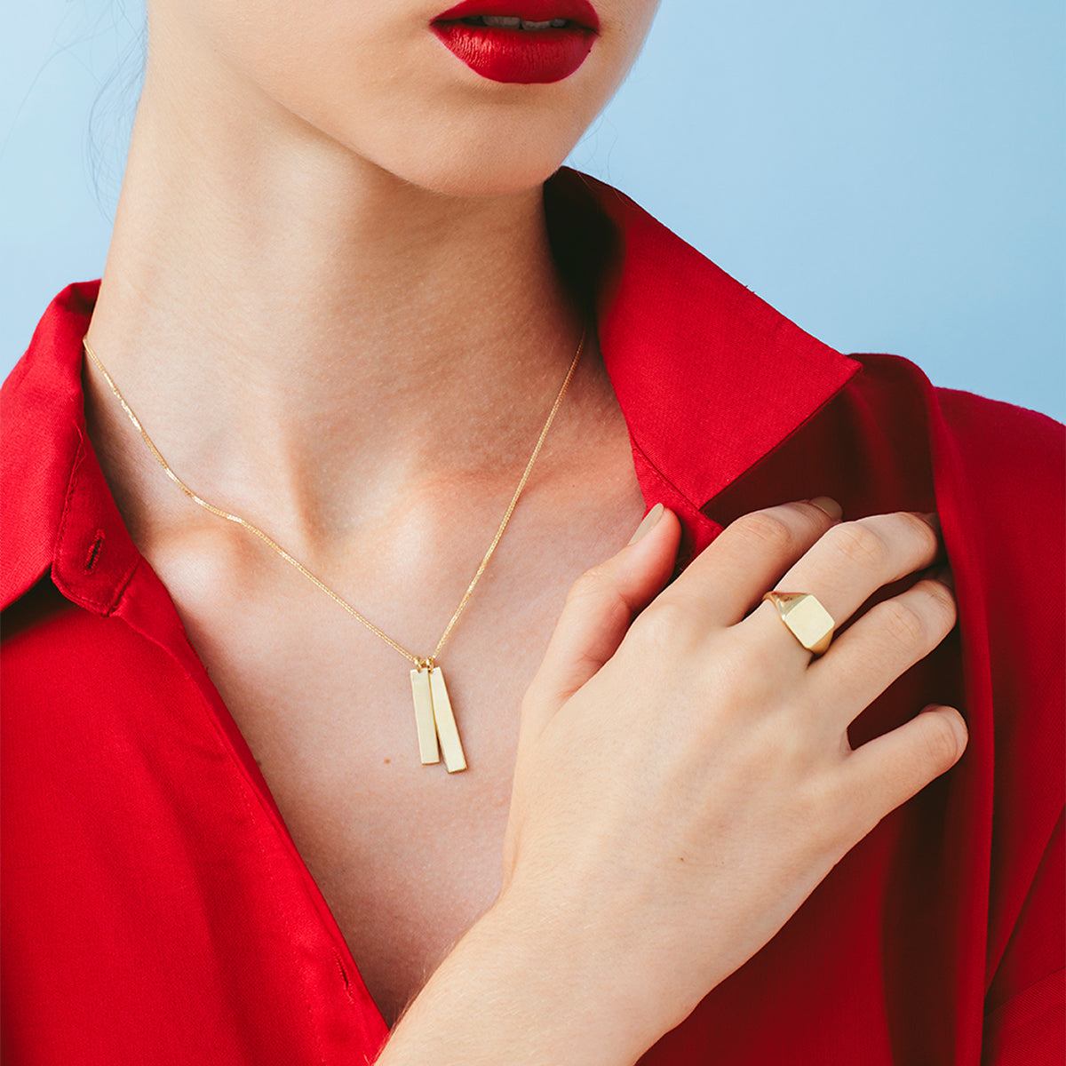 Gold bar name necklace in the shape of a rectangle