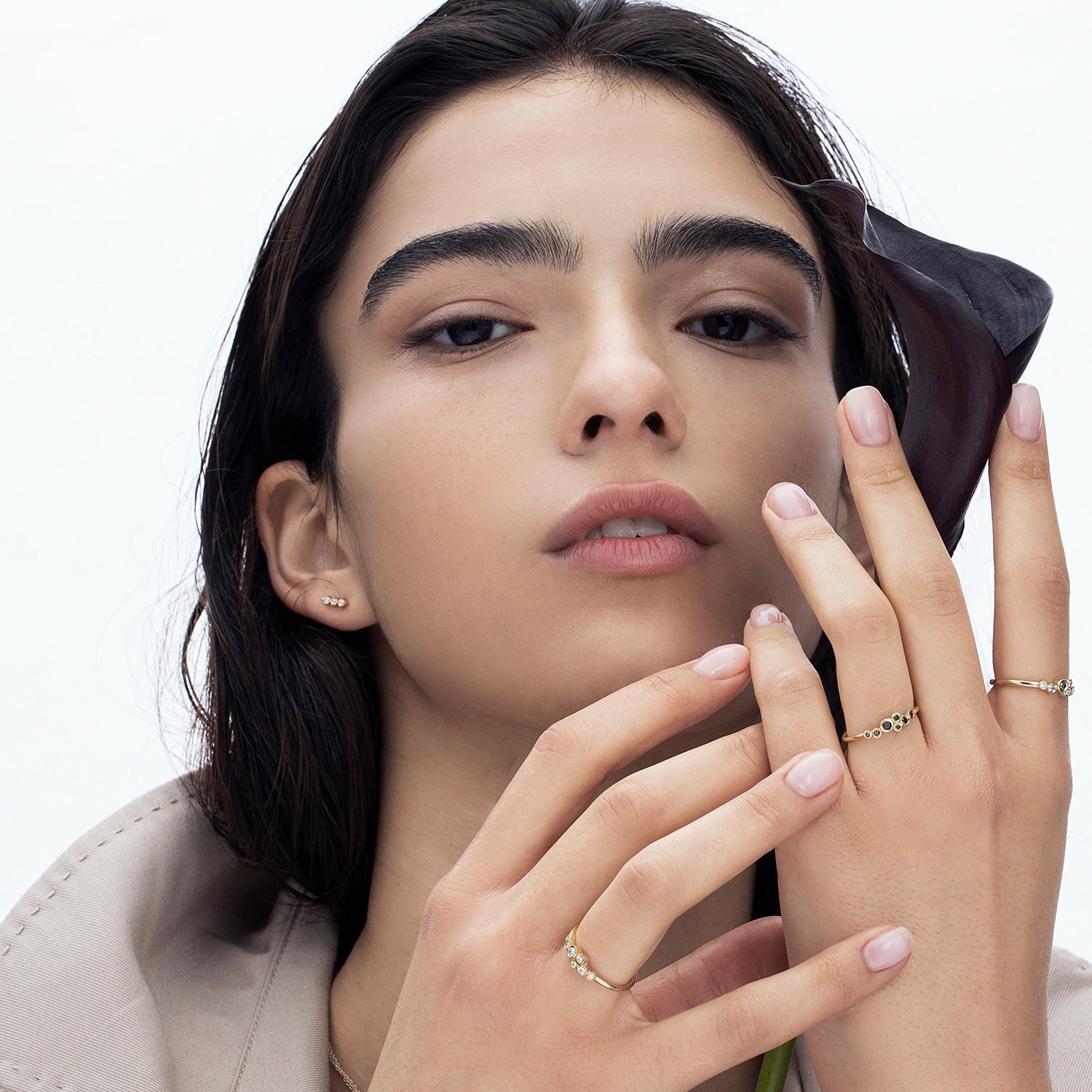 Stud earrings studded with 3 white diamonds