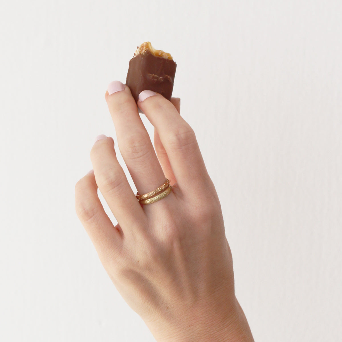 Gold ring with oriental floral engraving