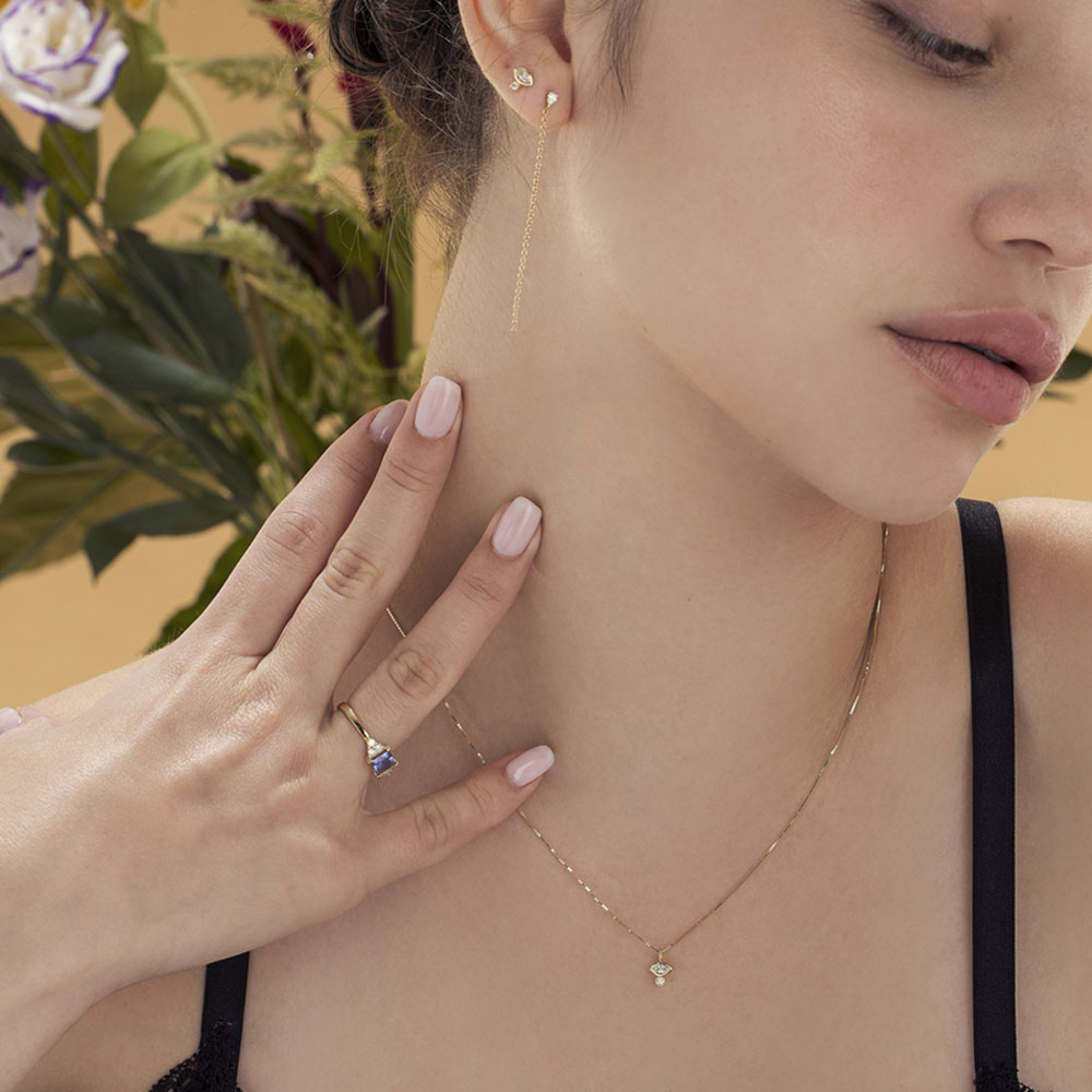 A fine gold chain with a diamond pendant in combination with a marquise-cut diamond (7 points) and a round diamond