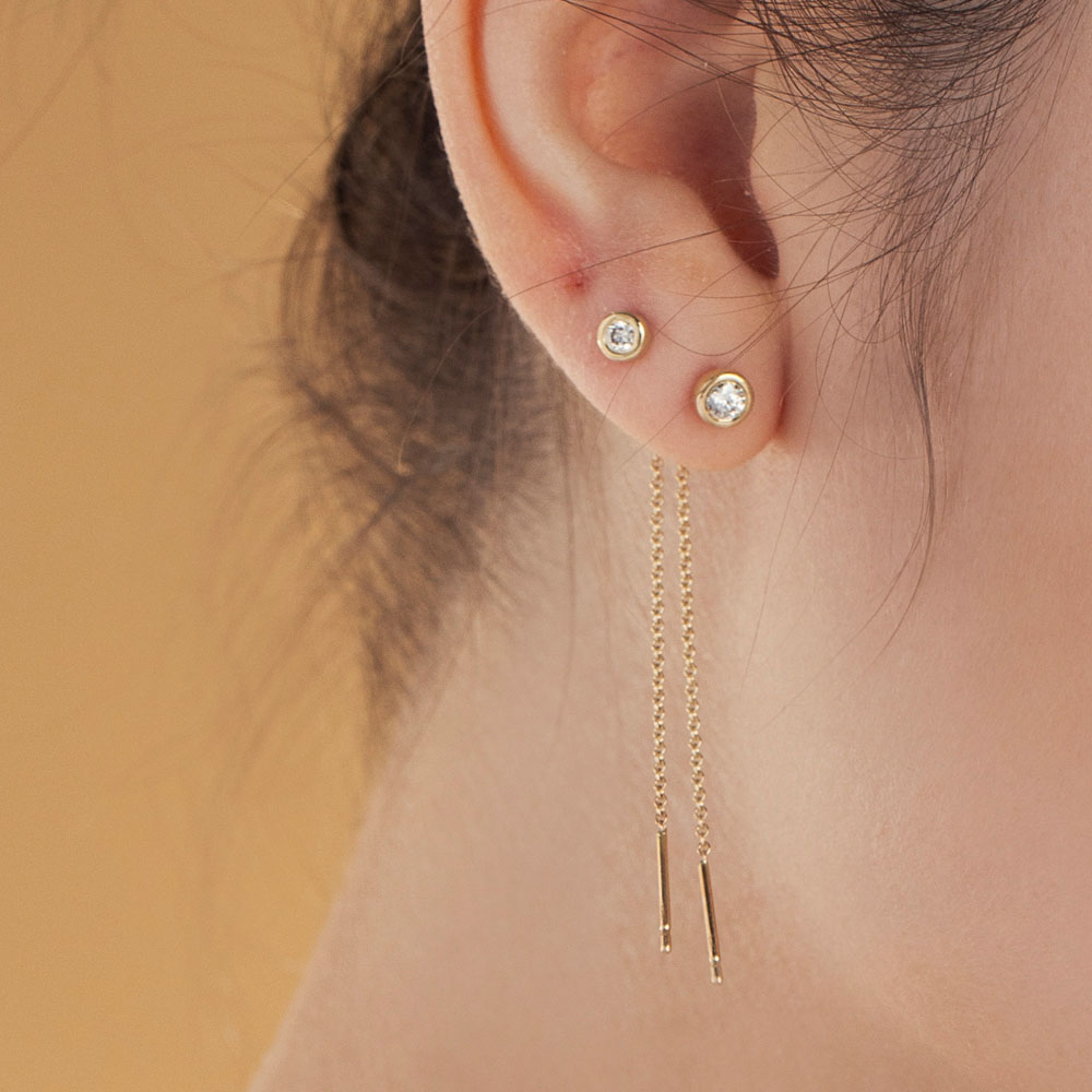 Gold chain earrings inlaid with 0.10ct diamonds in a glass setting, gold frame frame
