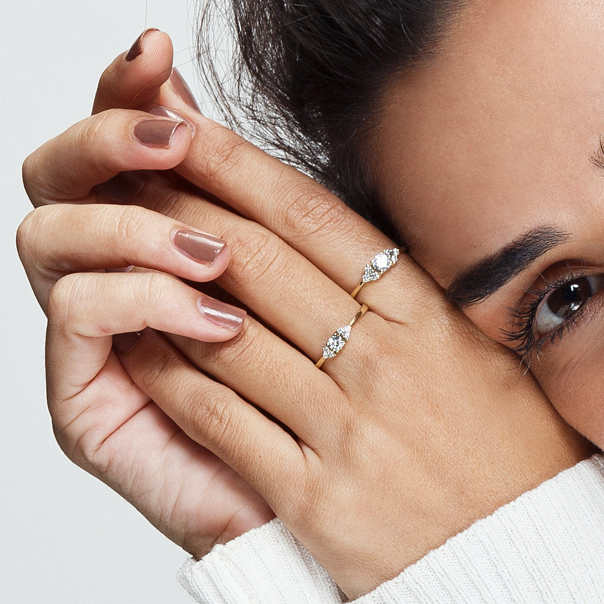 Engagement ring set with a 0.20ct central diamond and 6 side diamonds