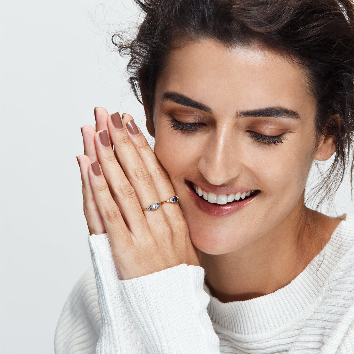 Engagement ring set with central sapphire 0.30ct and 6 side diamonds