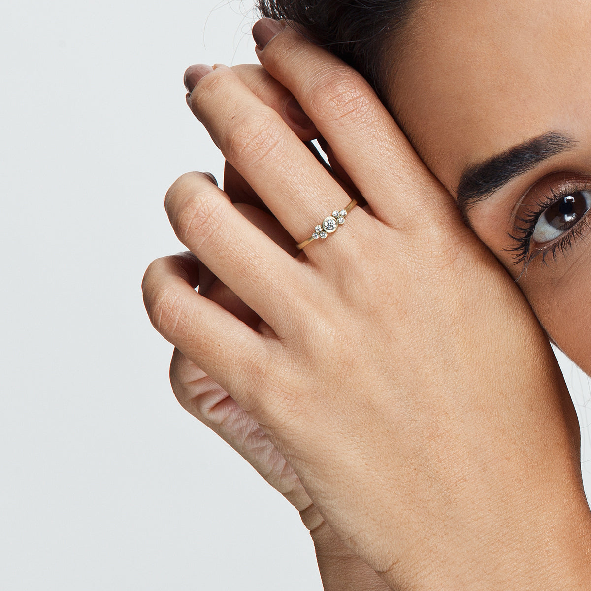 Engagement ring set with a central diamond 0.10ct and 6 side diamonds