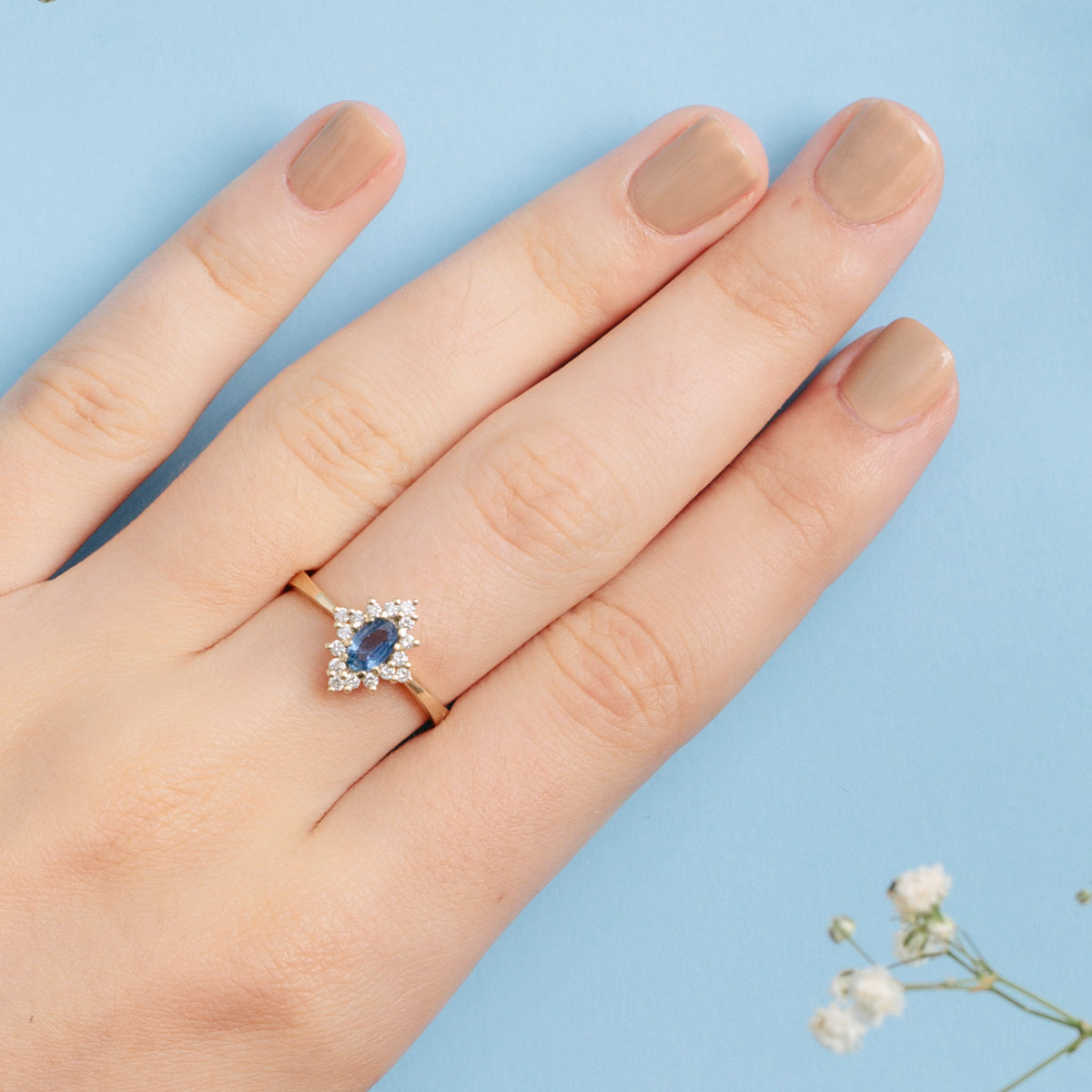 Vintage style gold ring, blue sapphire and diamonds