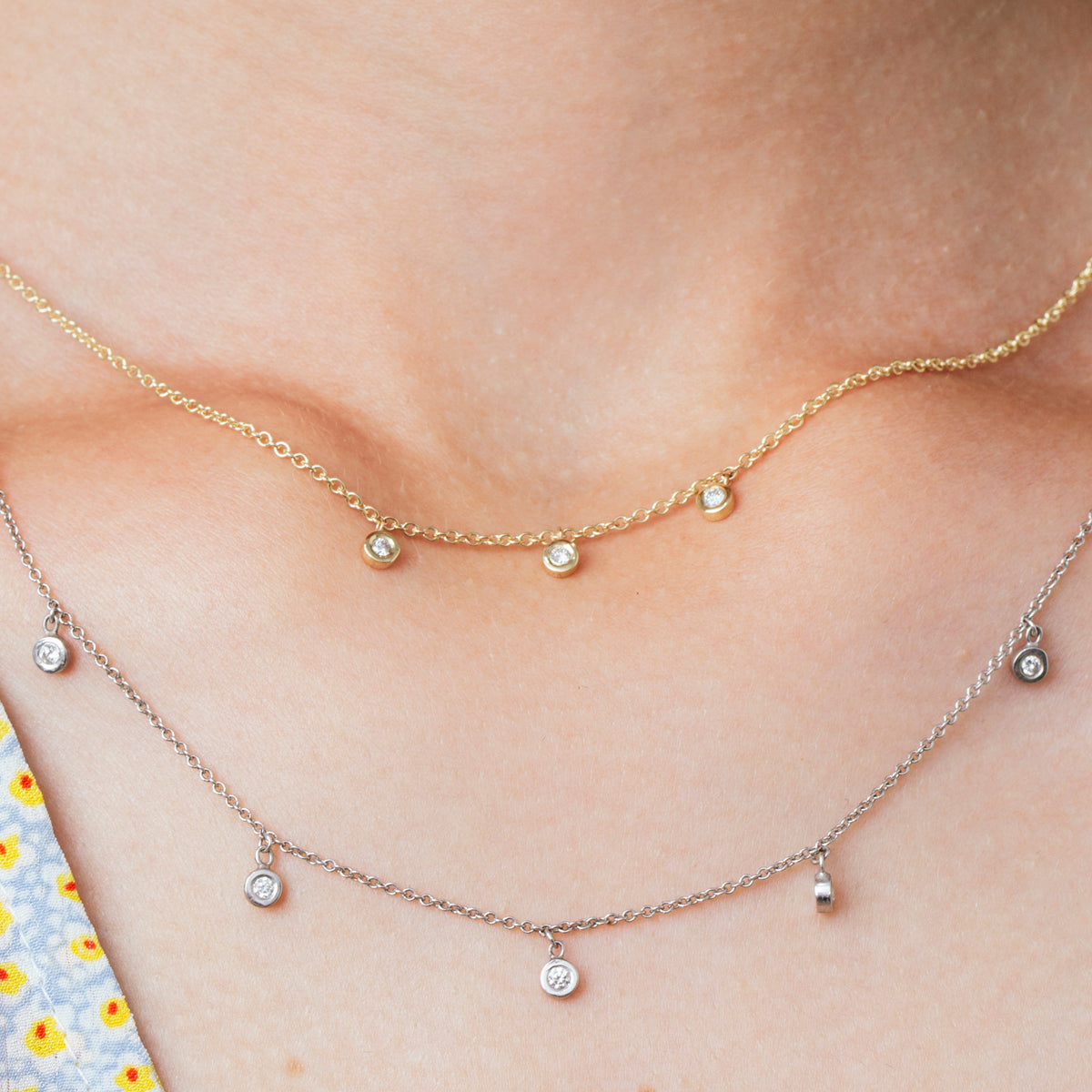 Gold chain set with 5 hanging diamonds