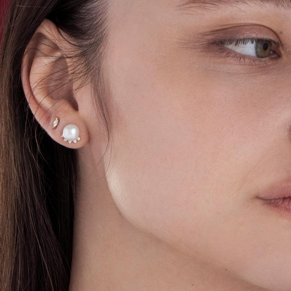 Tight pearl earrings with 10 diamonds inlay