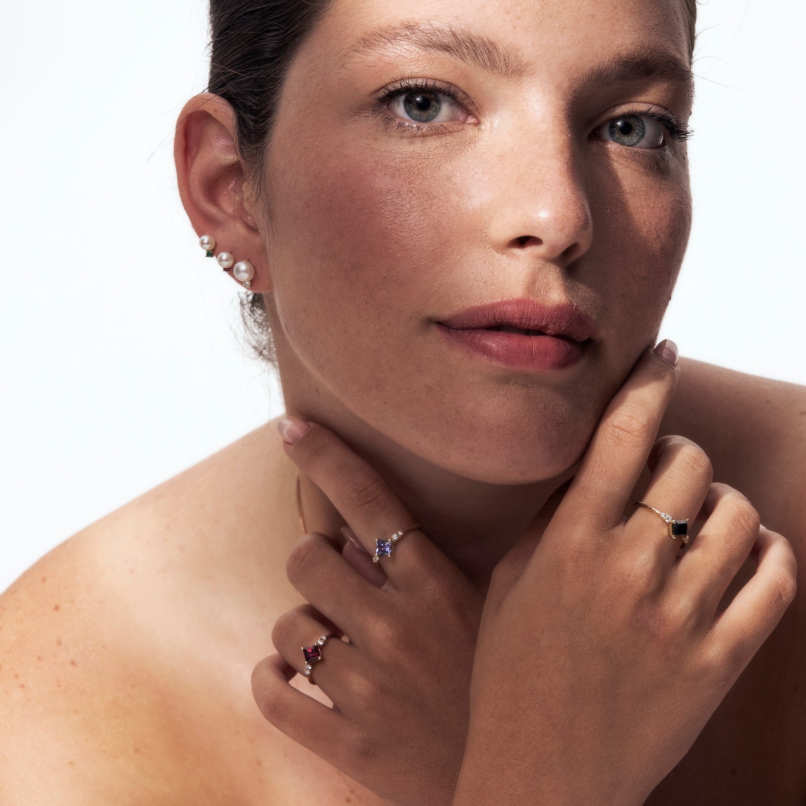 Stud earrings with pearls and rubies