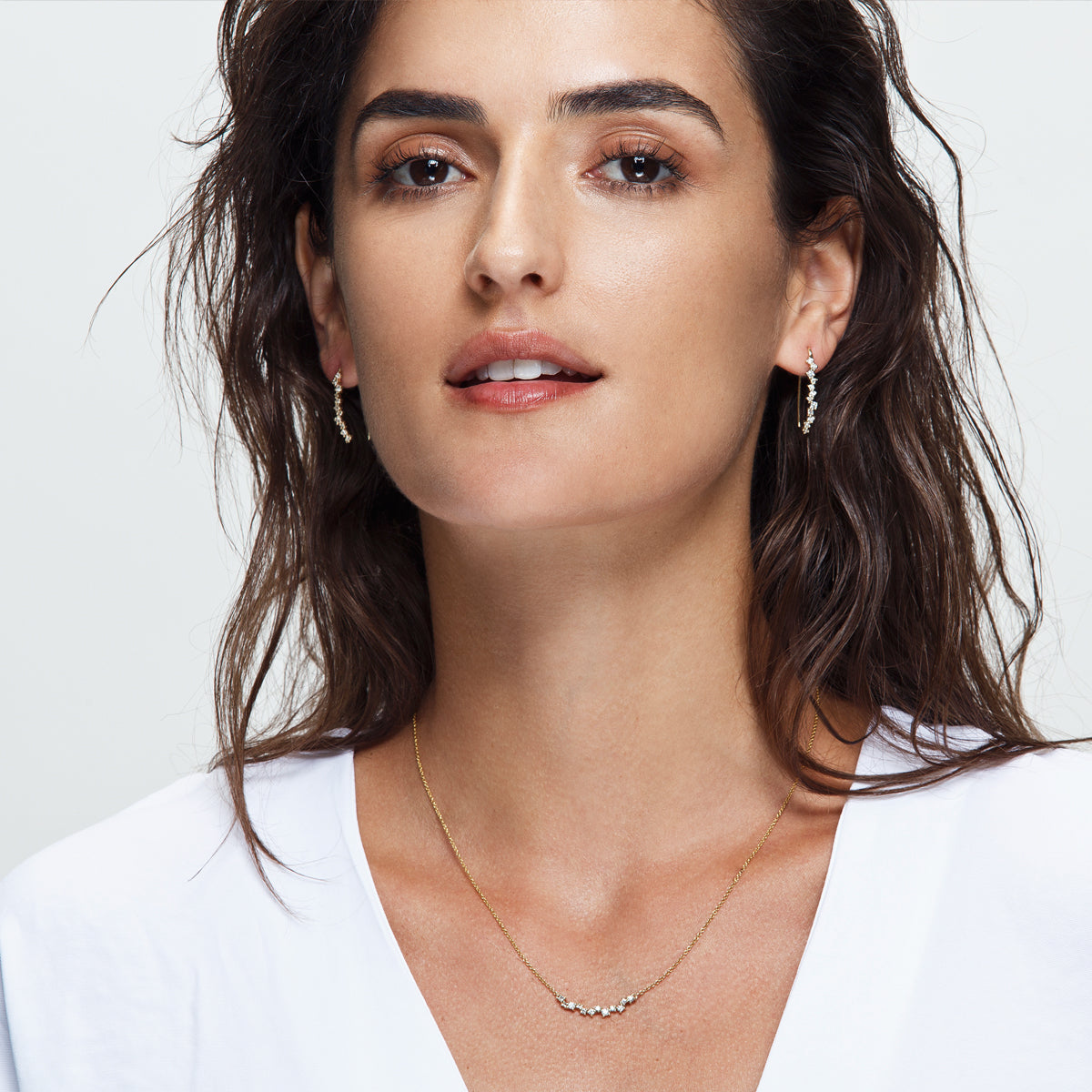 Gold chain and diamonds of varying sizes