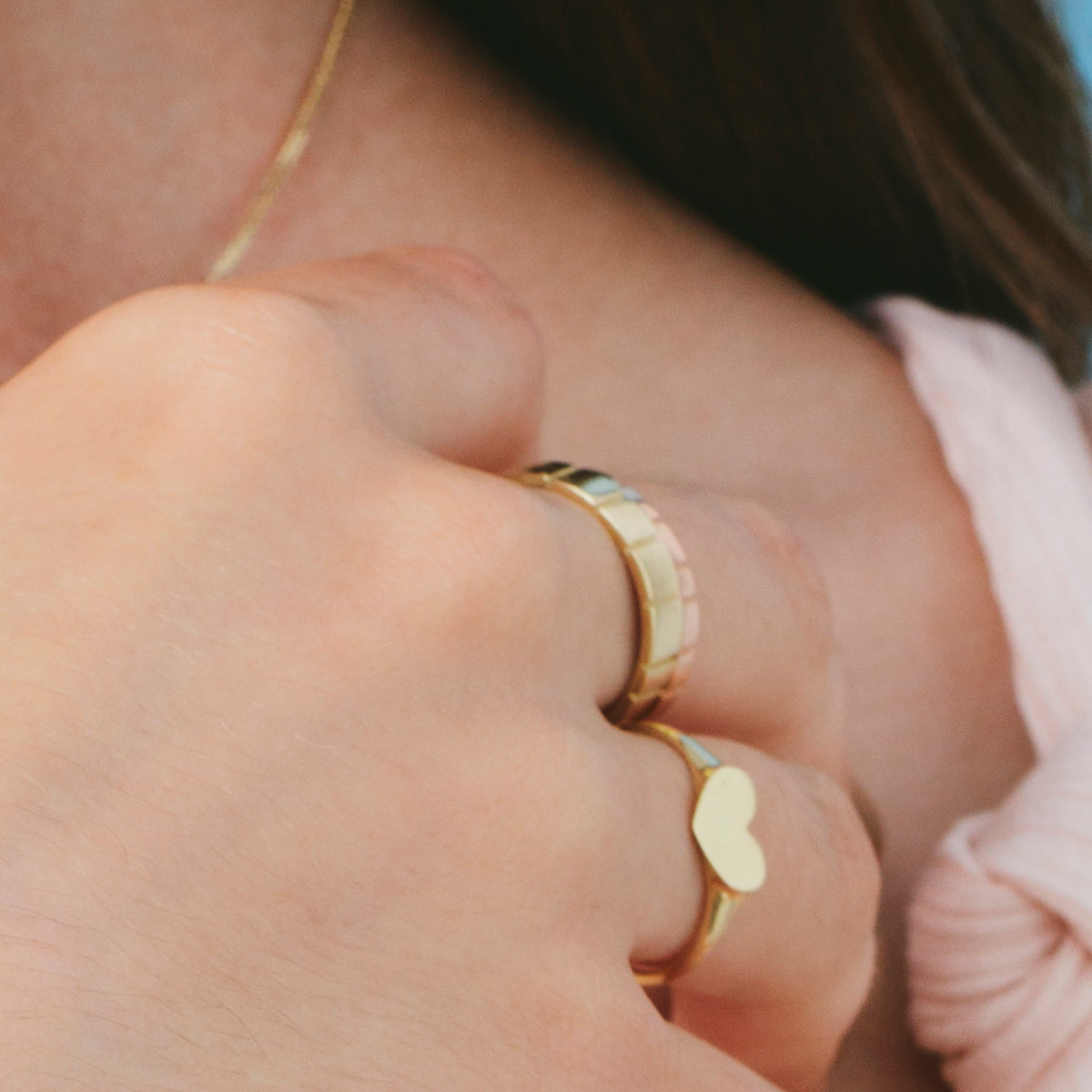 A heart seal gold ring