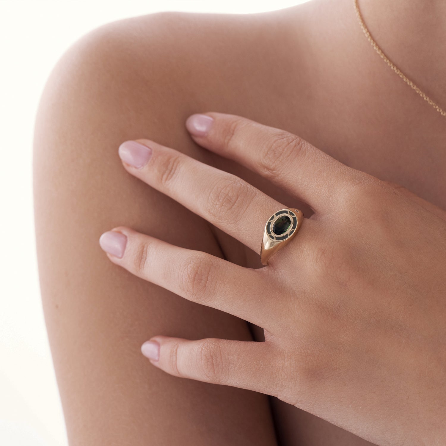 A special oval signet ring, inlaid with green tourmaline with enamel