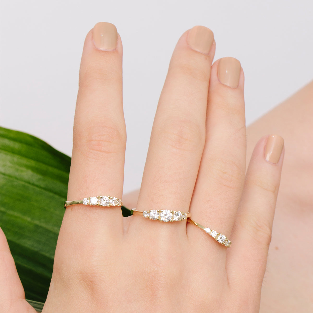 A gold ring inlaid with 5 laboratory diamonds, 70 points, inlaid with teeth