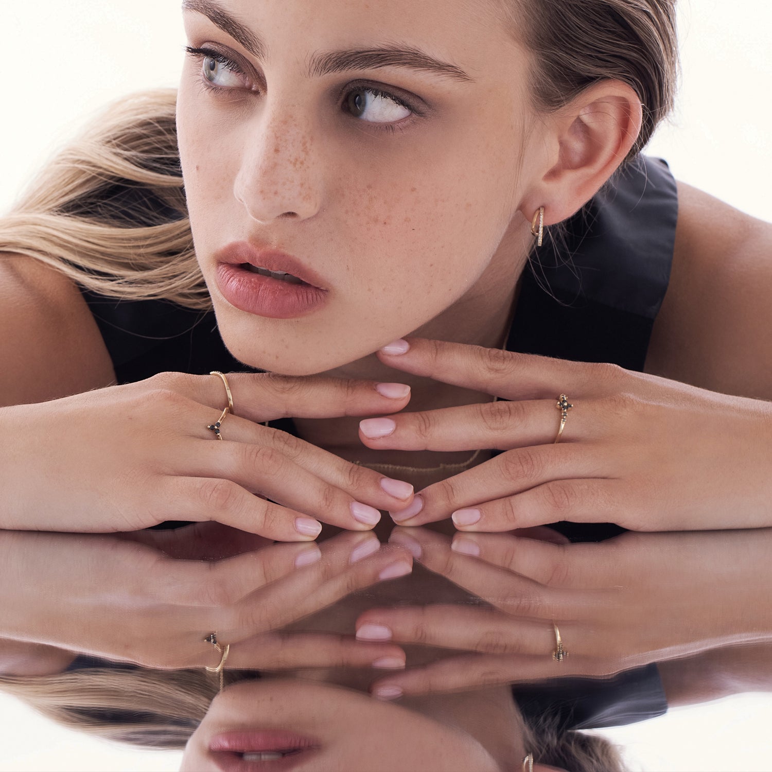 Fine vintage gold ring set with black diamonds in the shape of a flower