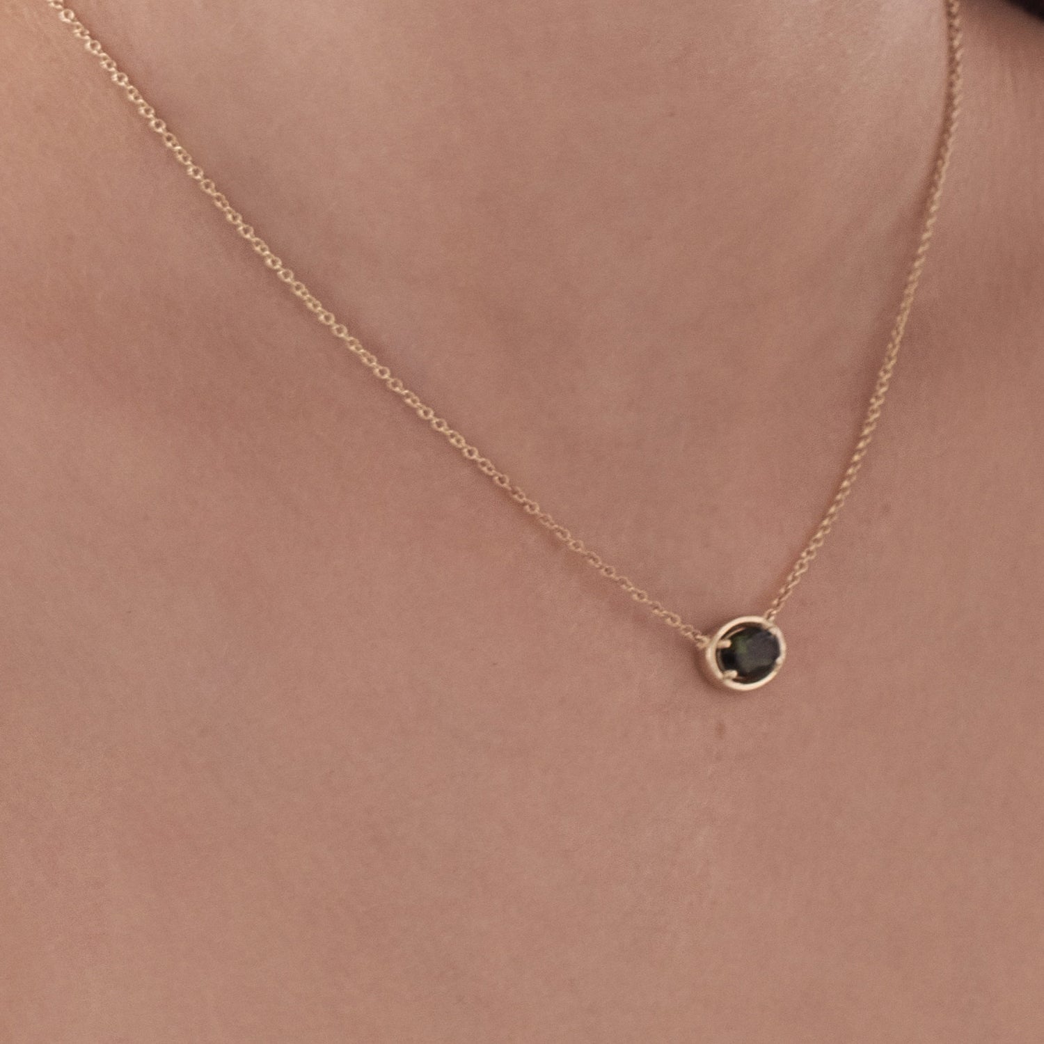 A special solitaire necklace inlaid with oval-cut green tourmaline