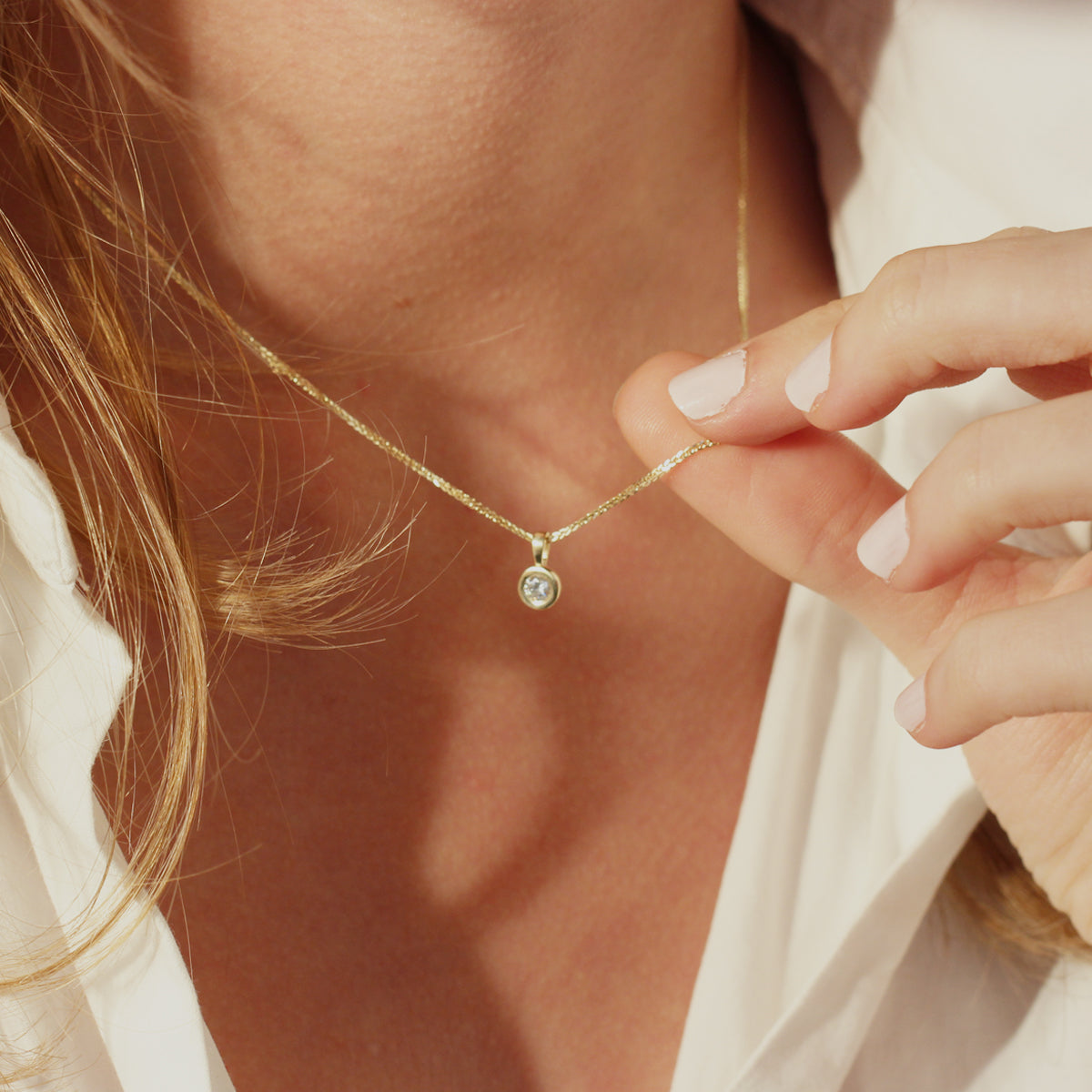 Classic diamond necklace, gold frame pendant