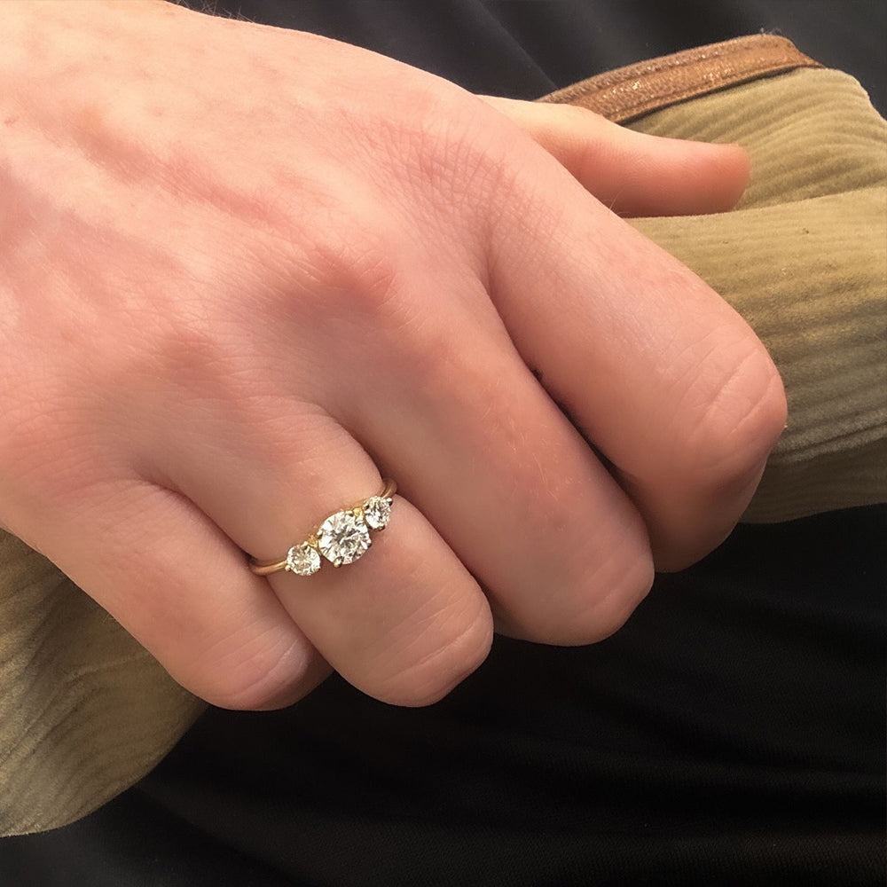 Trio gold and diamond ring. Engagement ring set with 3 laboratory diamonds. Central diamond weighing 1 carat.