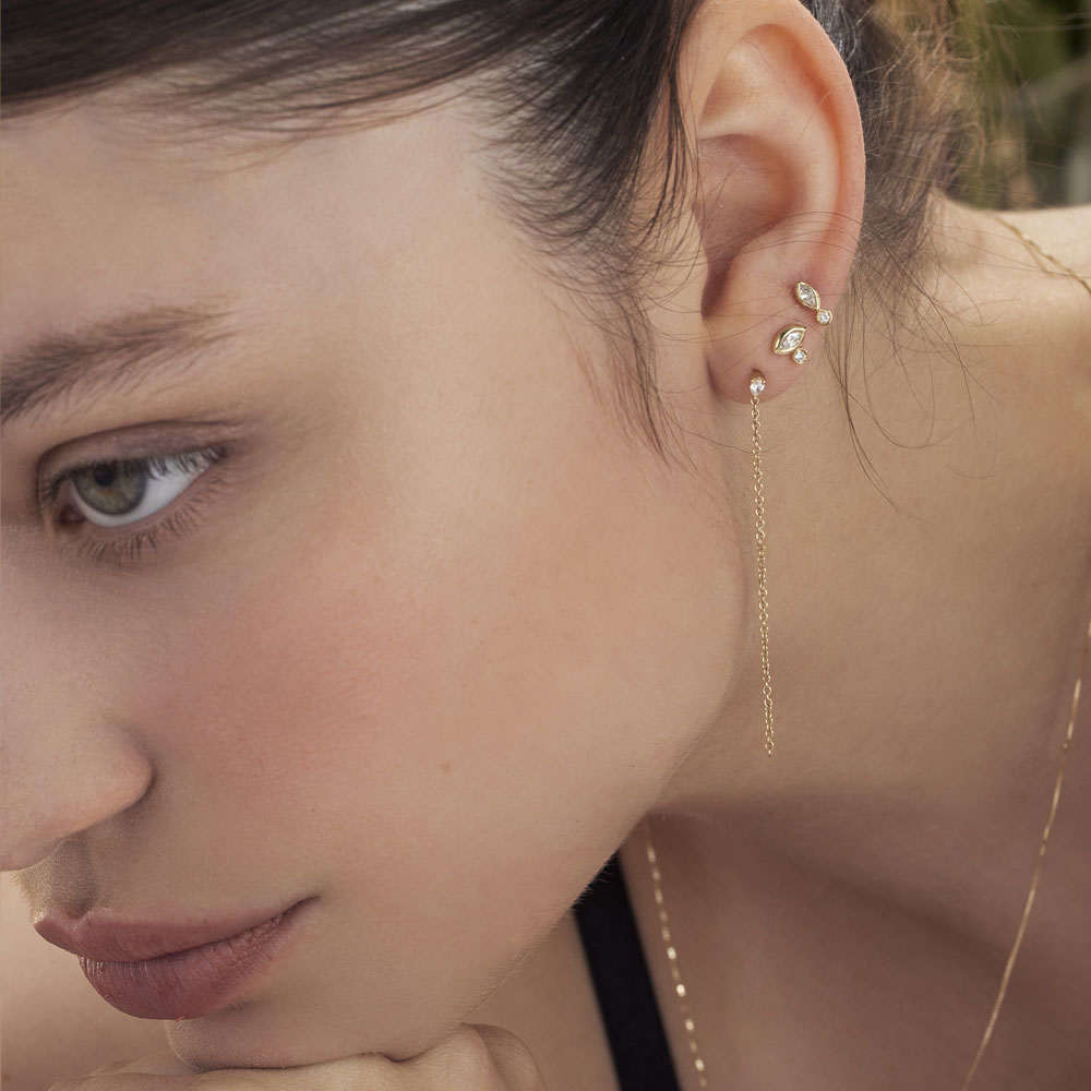 A single (!) special close-fitting earring set with a marquise-cut natural diamond (7 points) and a round-cut natural diamond with a ruby setting
