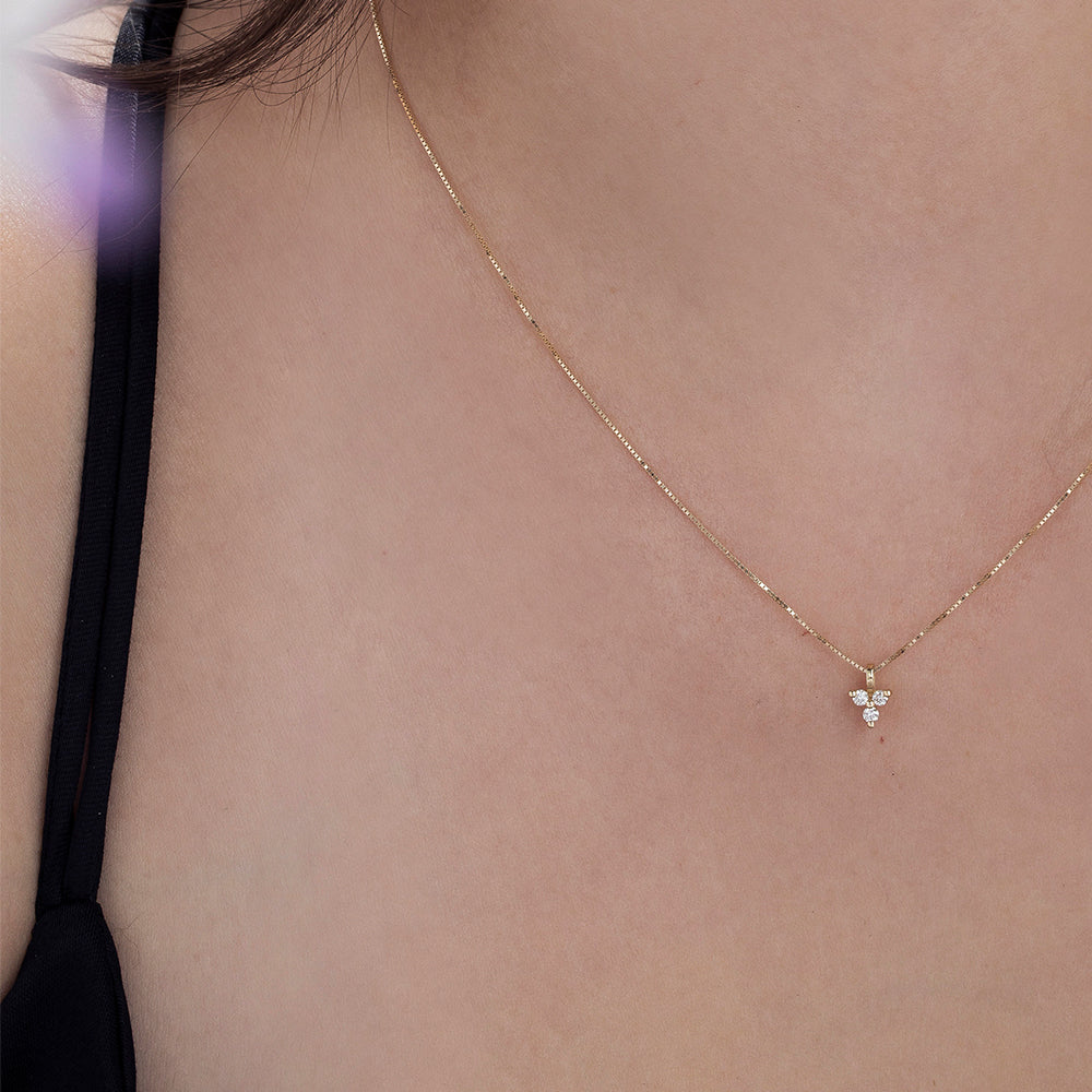 Fine gold necklace with a pendant and 3 diamonds in the shape of a flower