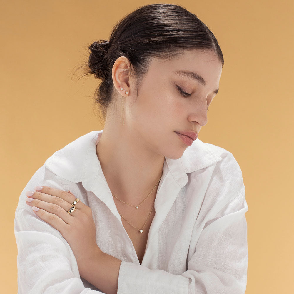 Gold chain earrings inlaid with 0.10ct diamonds in a glass setting, gold frame frame