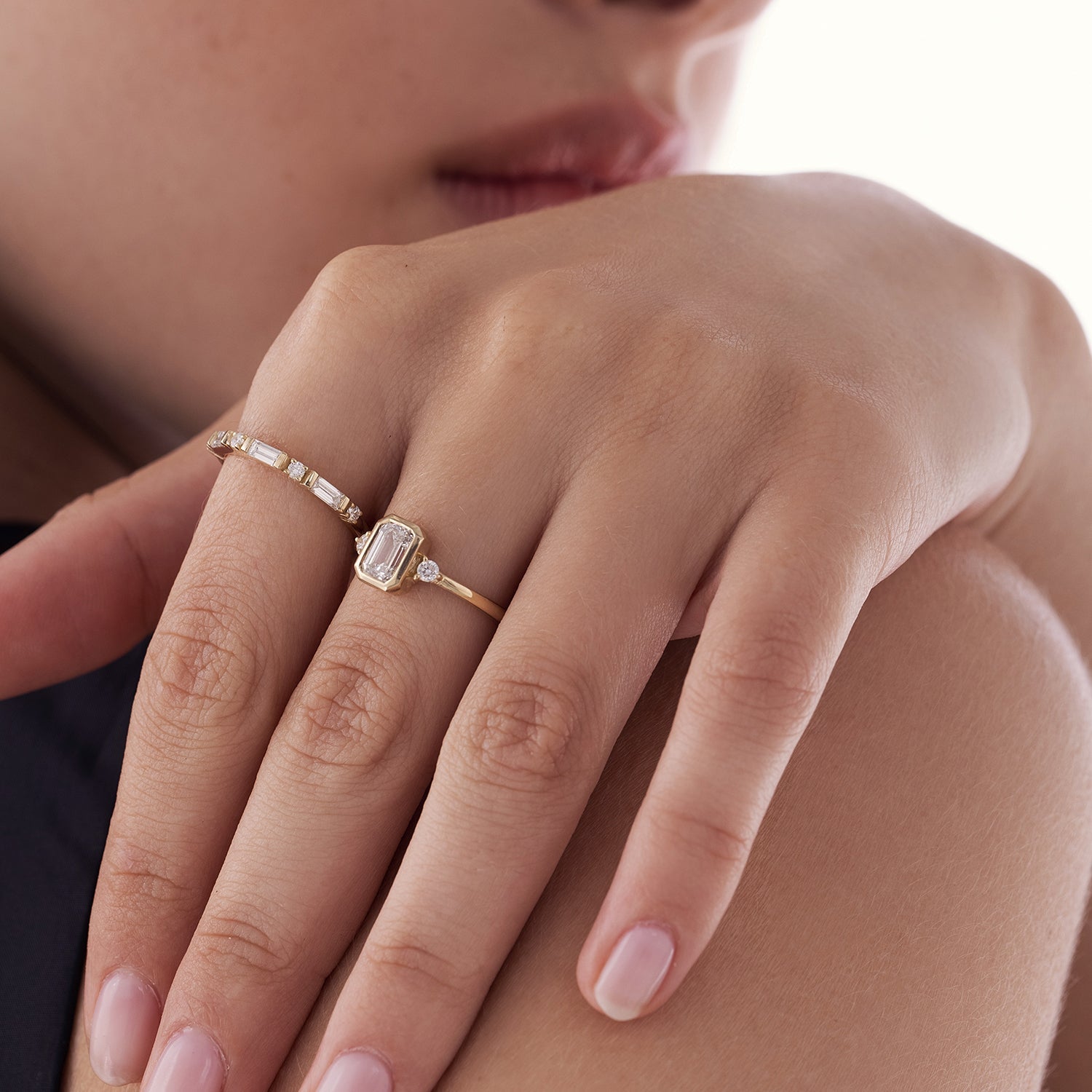 An impressive engagement ring set with laboratory diamonds