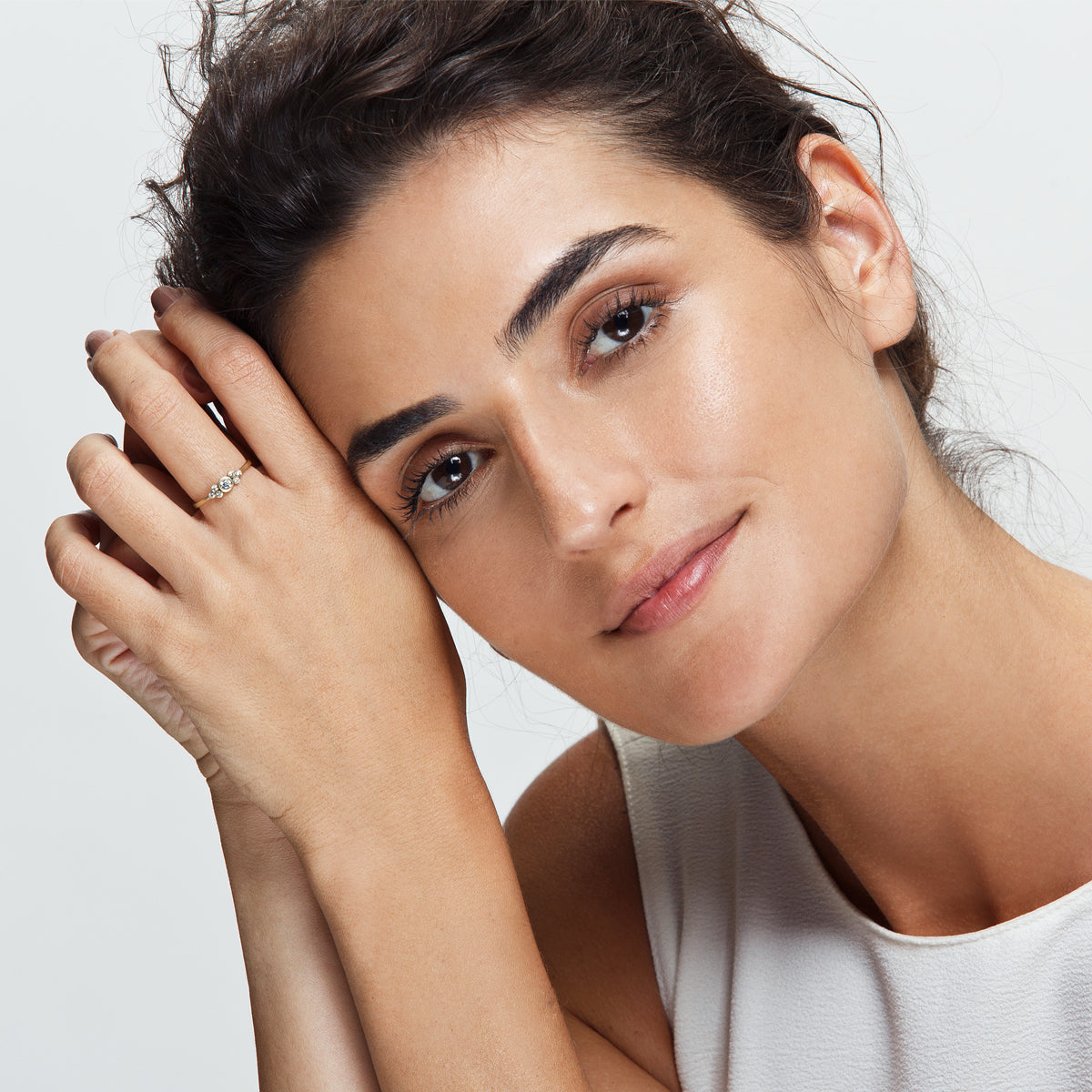 Engagement ring set with a central diamond 0.10ct and 6 side diamonds