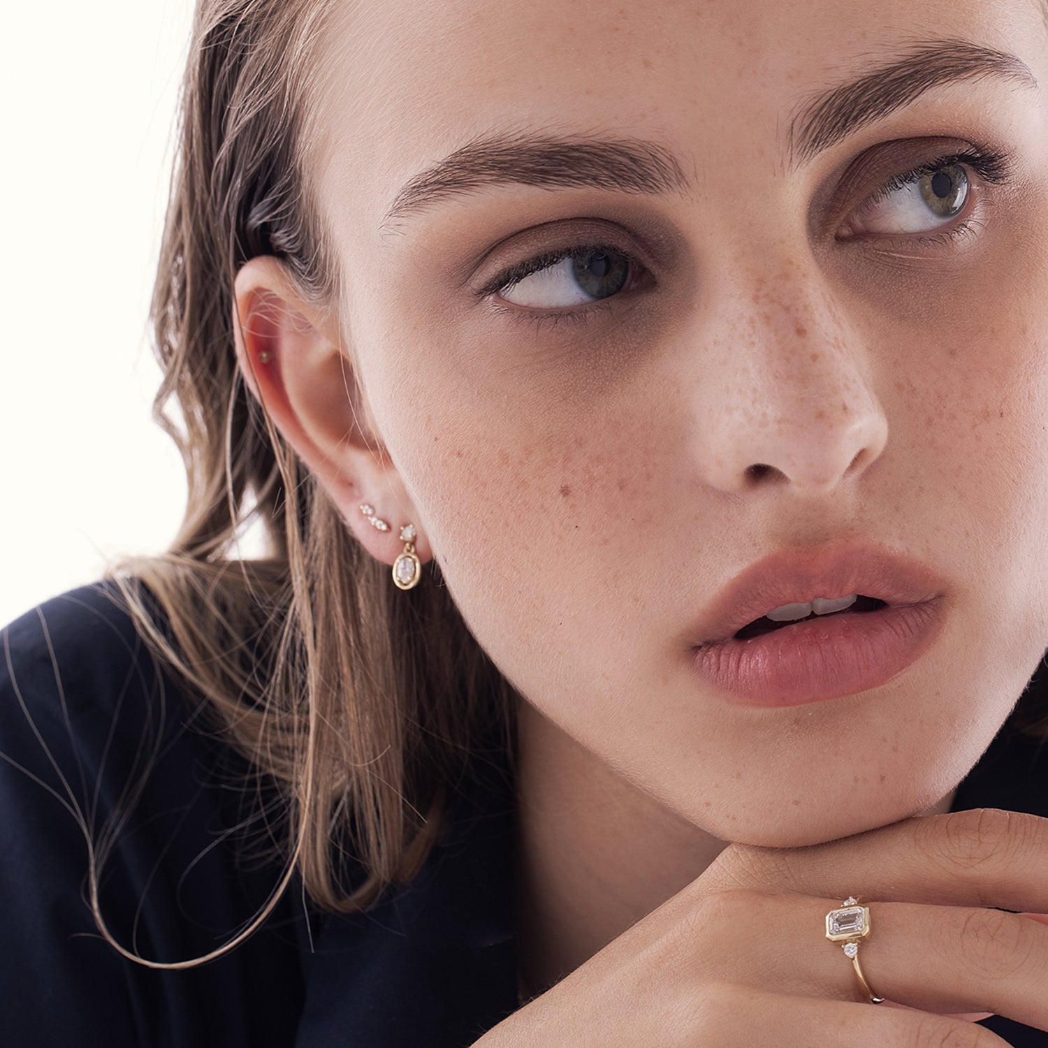 Close-fitting dangling lab diamond earrings in a round and oval cut