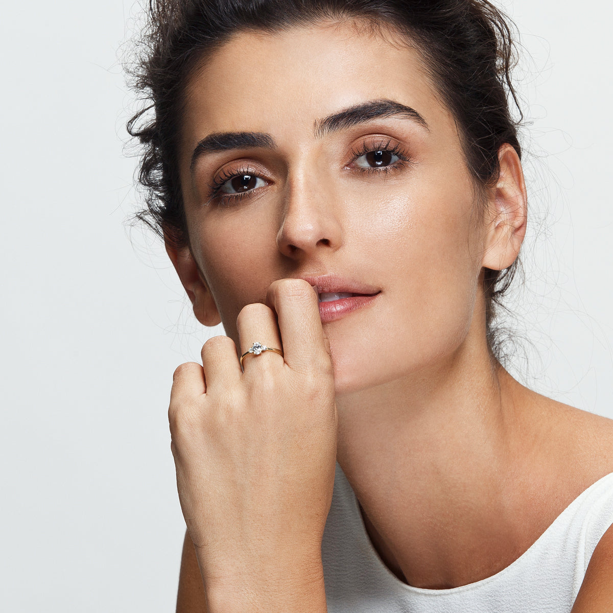 Engagement ring set with a 0.50ct oval diamond and 2 side diamonds