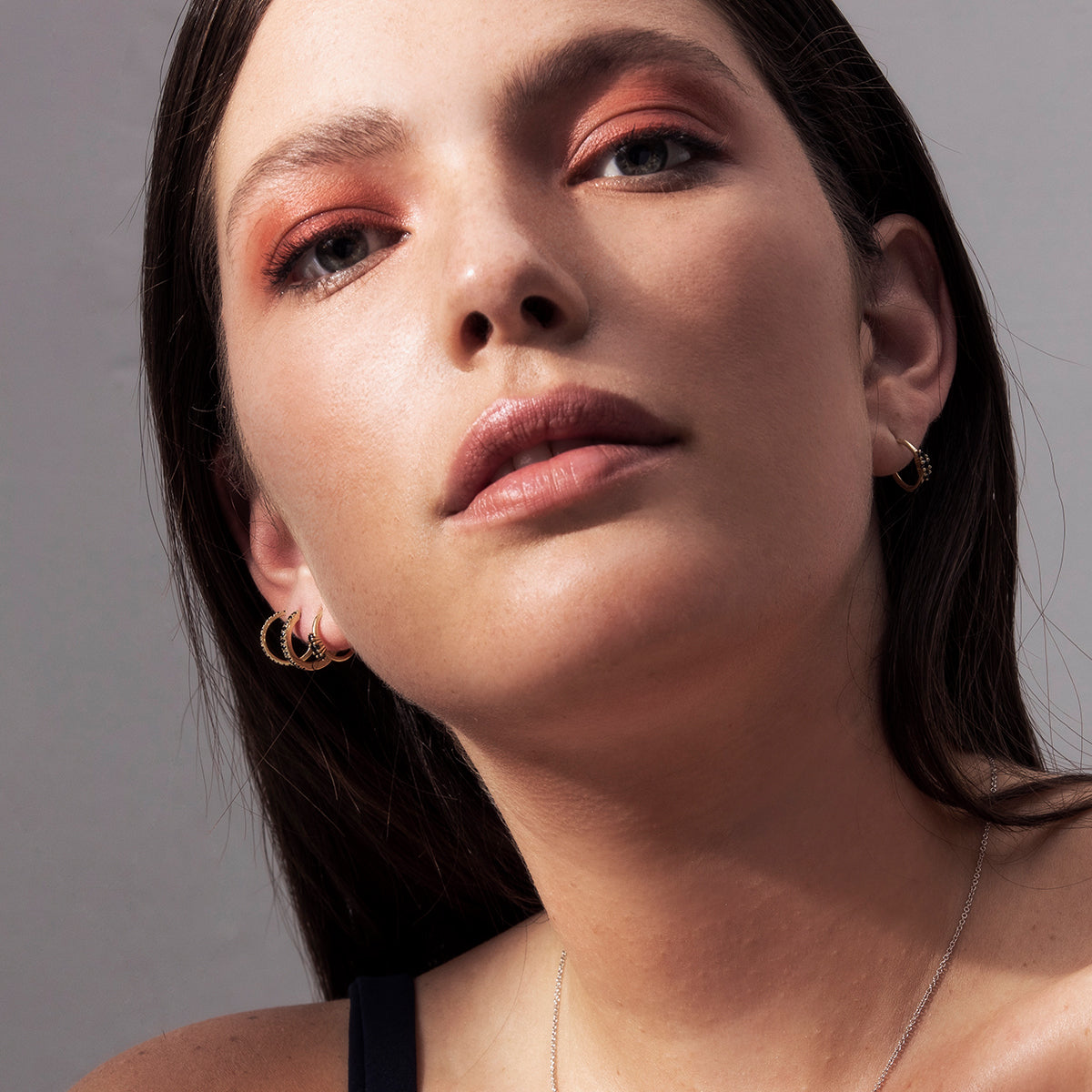 Hoop earrings and black diamonds in gold