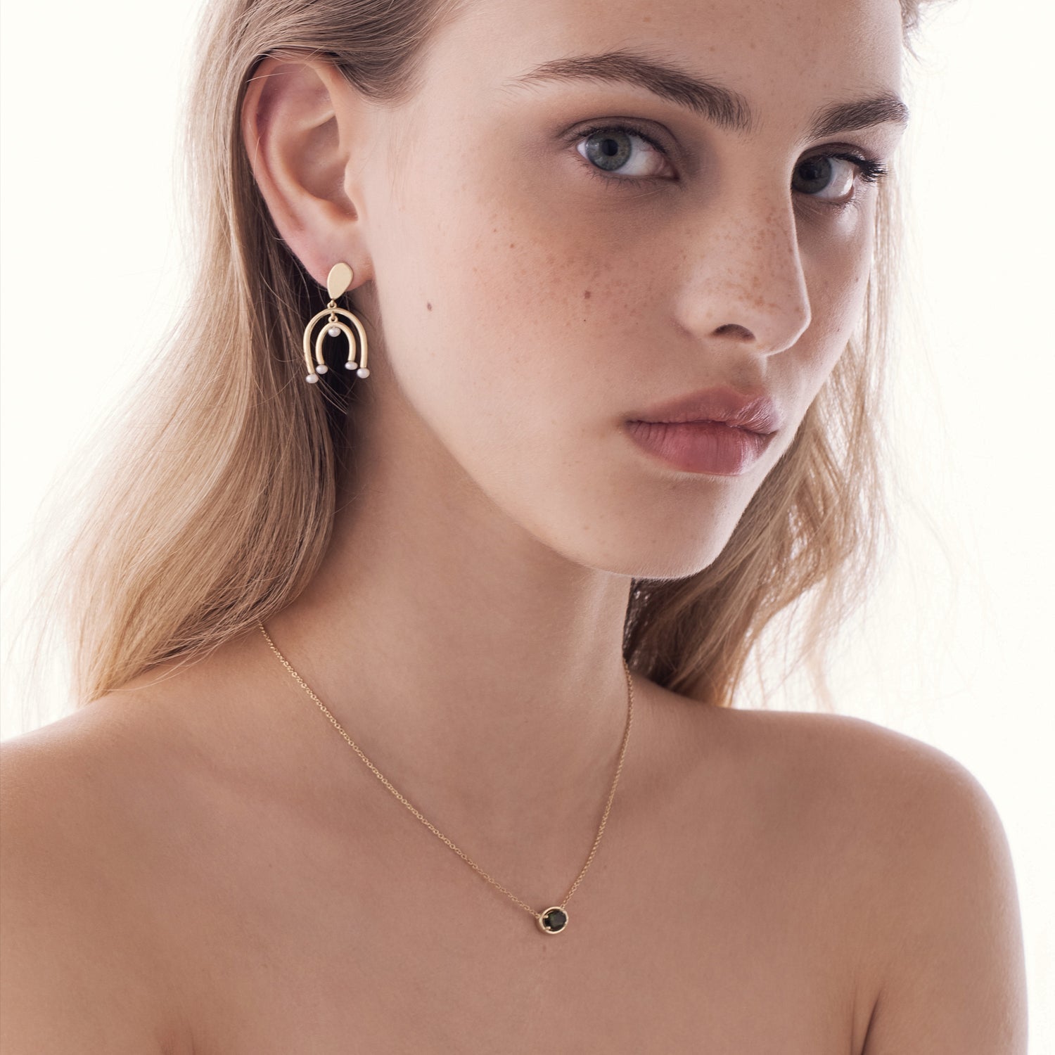 A special solitaire necklace inlaid with oval-cut green tourmaline
