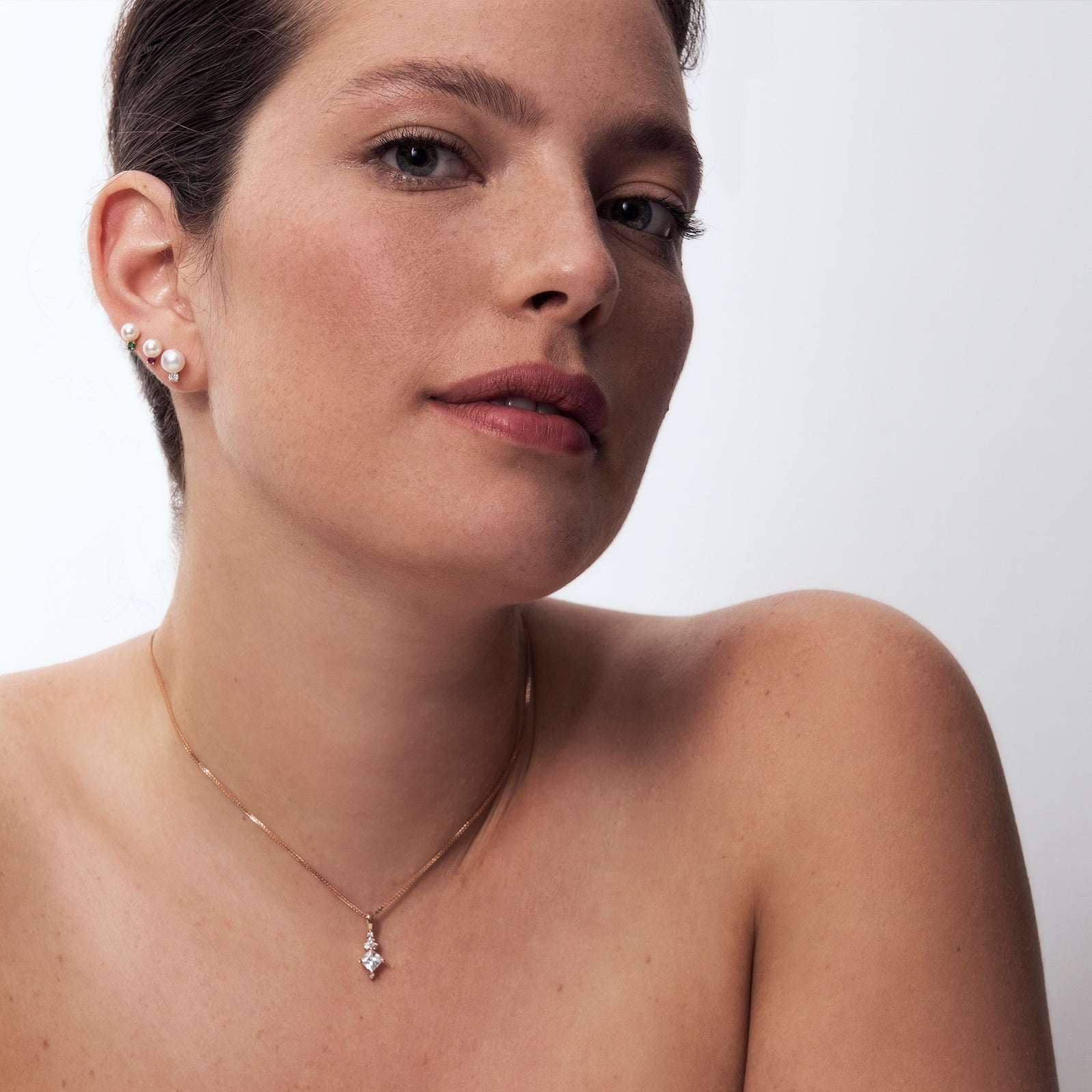 Stud earrings with pearls and rubies